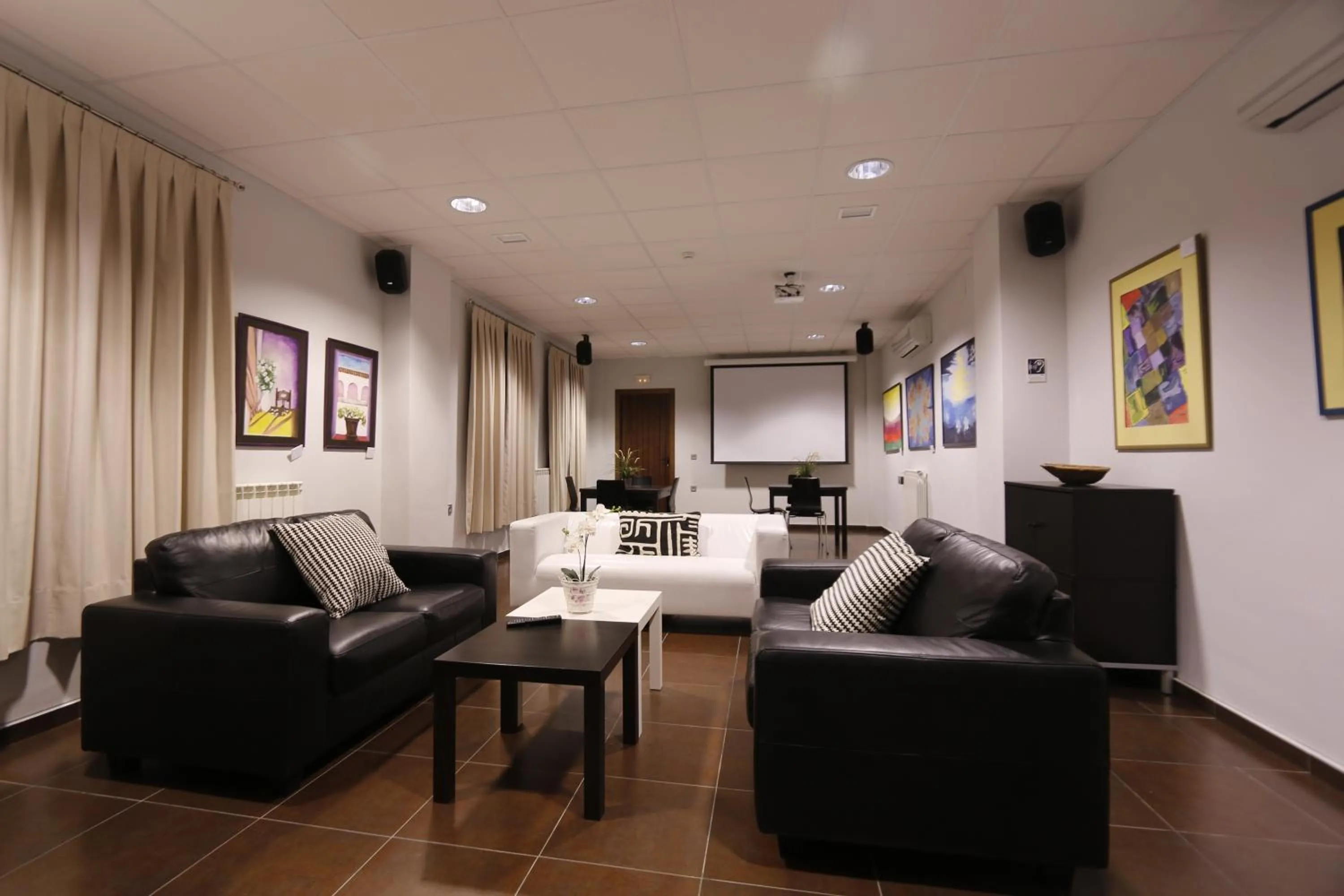 Communal lounge/ TV room in Hotel Rural Arroyo la Plata by Bossh Hotels