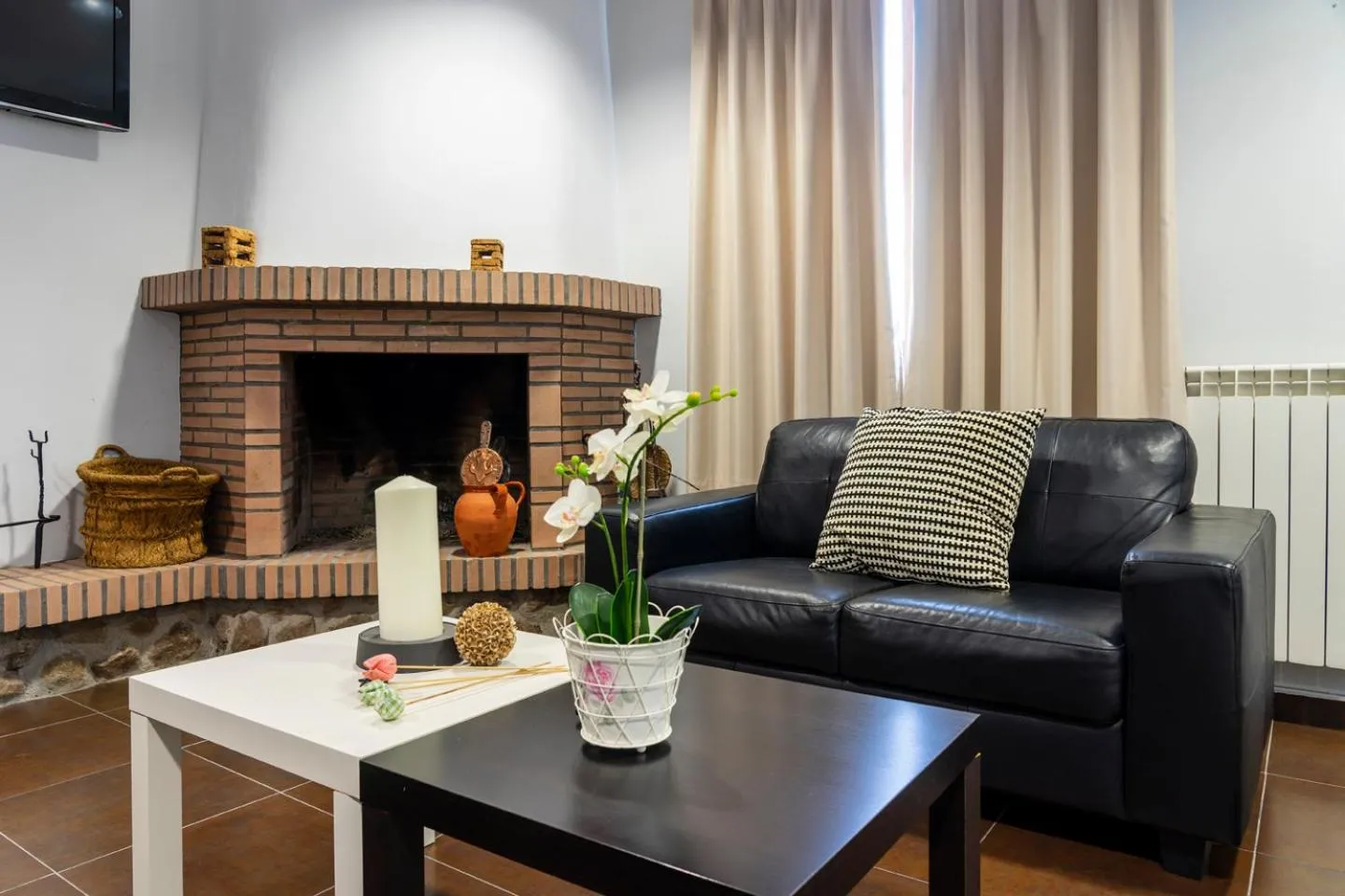 TV and multimedia in Hotel Rural Arroyo la Plata by Bossh Hotels