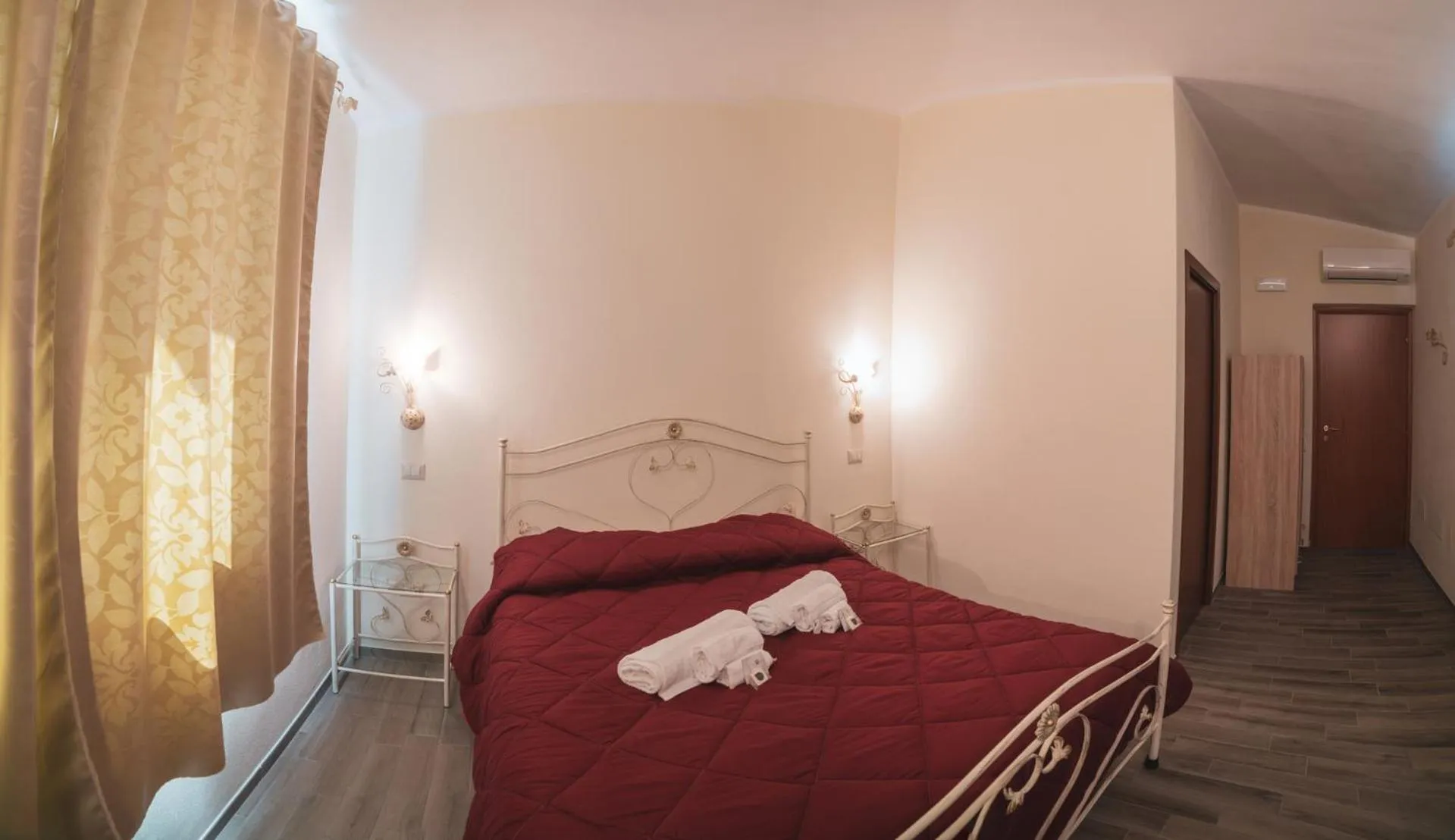 Bed in Villa Alberta Hotel