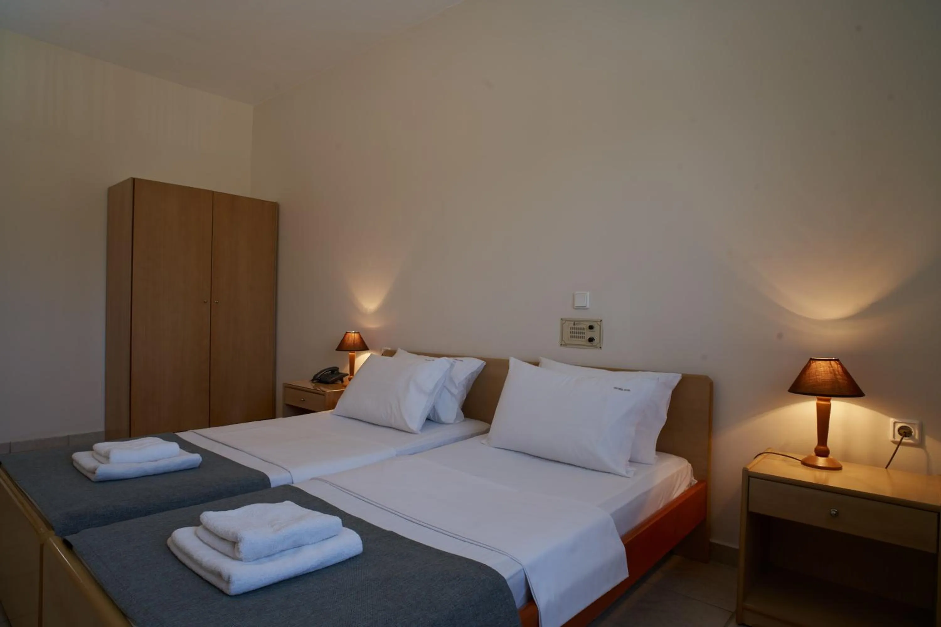 Bedroom, Bed in Veronica Hotel