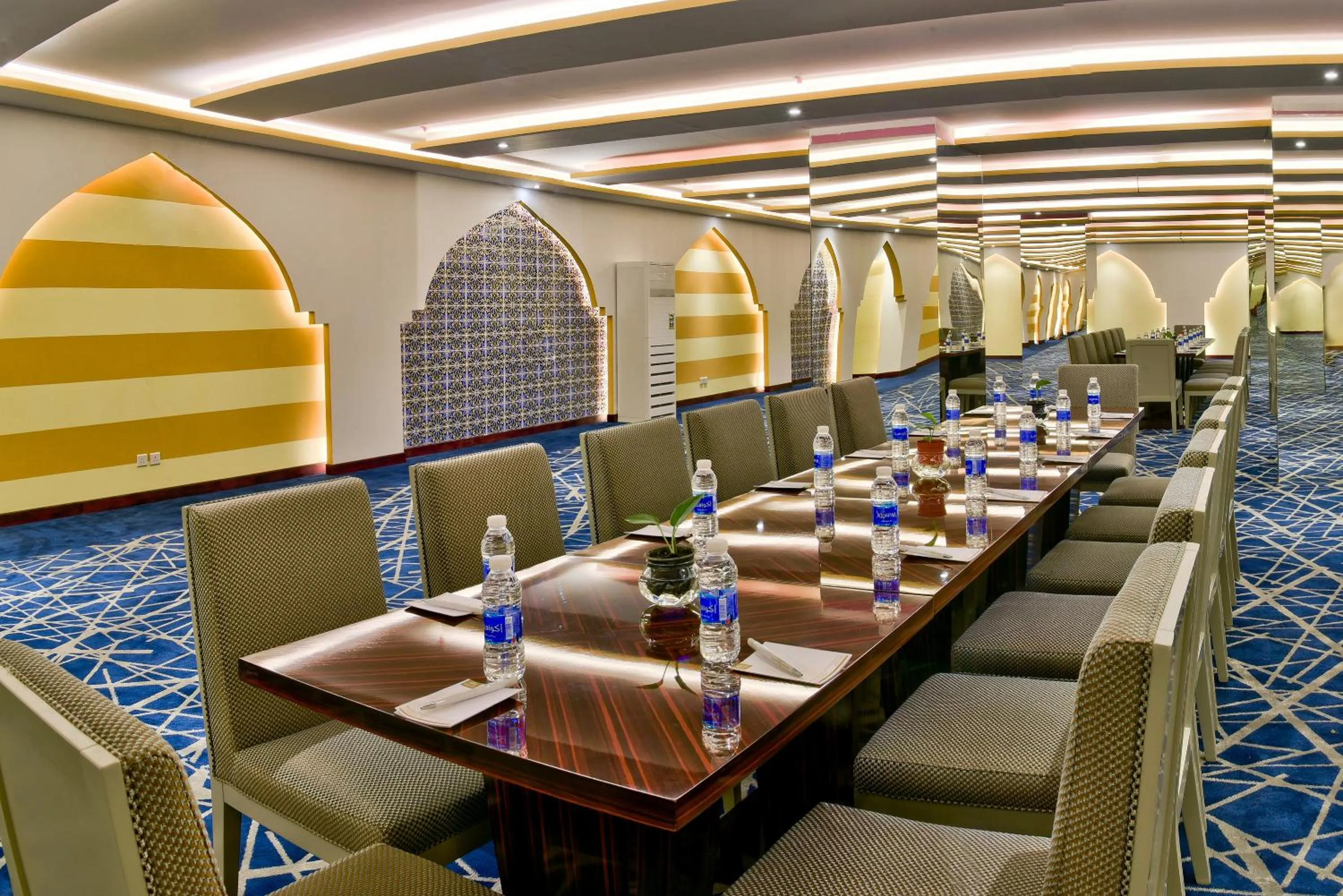 Nightclub / DJ in Golden Dune Hotel Turaif