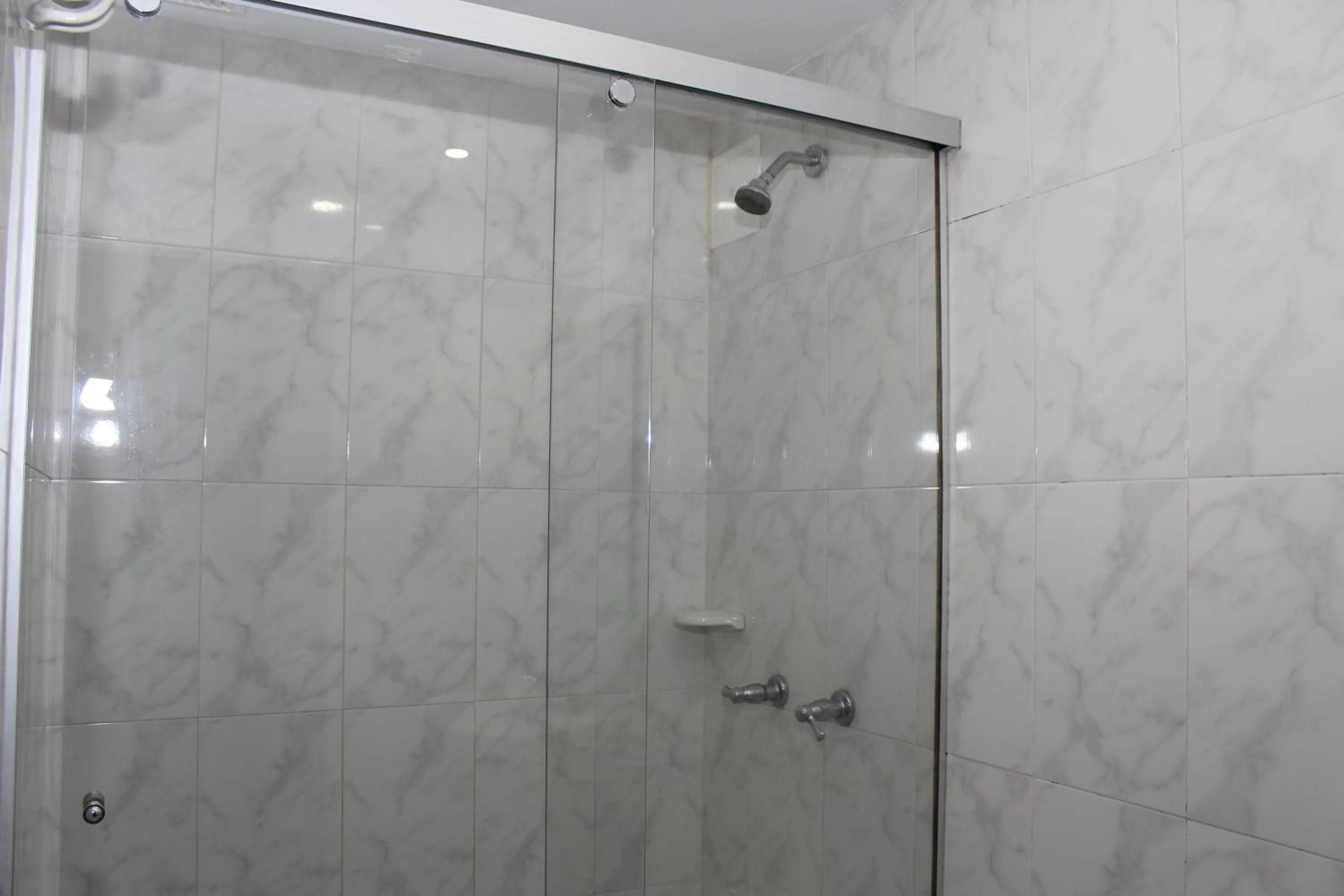 Shower in Hotel Dorado Plaza Bogota