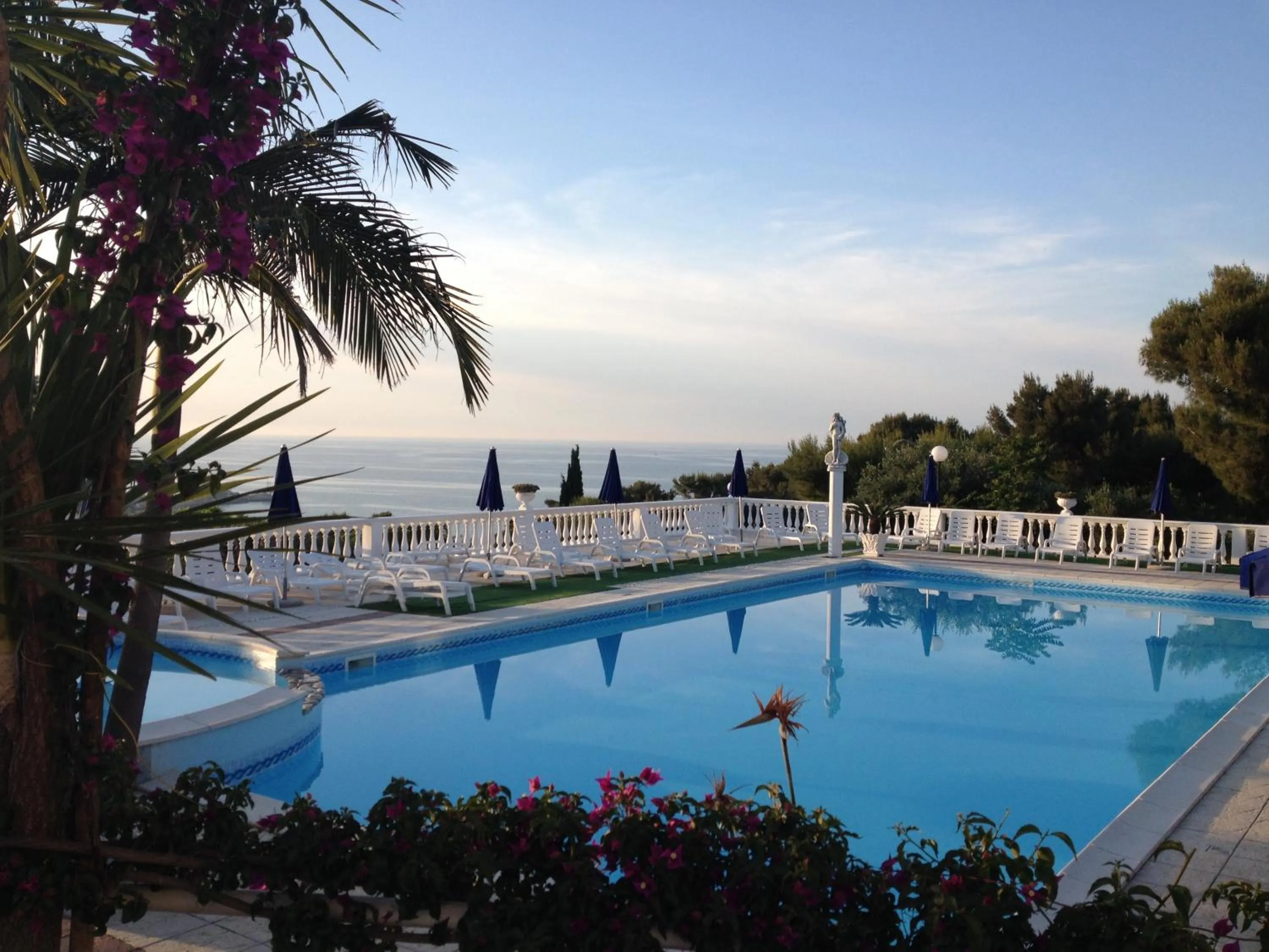 Swimming pool in RESIDENCE EMARINE con SERVIZIO SPIAGGIA INCLUSO