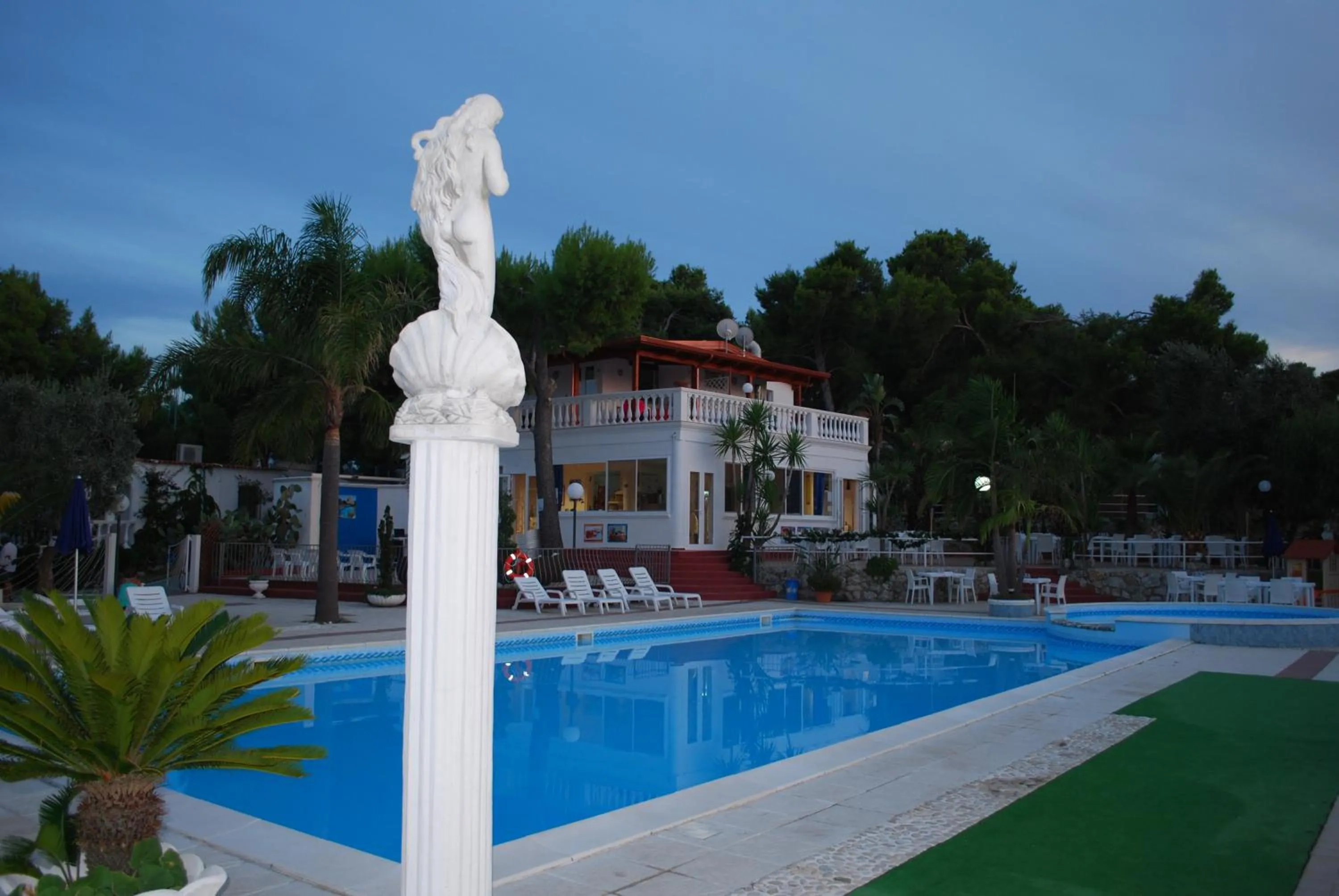 Swimming pool in RESIDENCE EMARINE con SERVIZIO SPIAGGIA INCLUSO