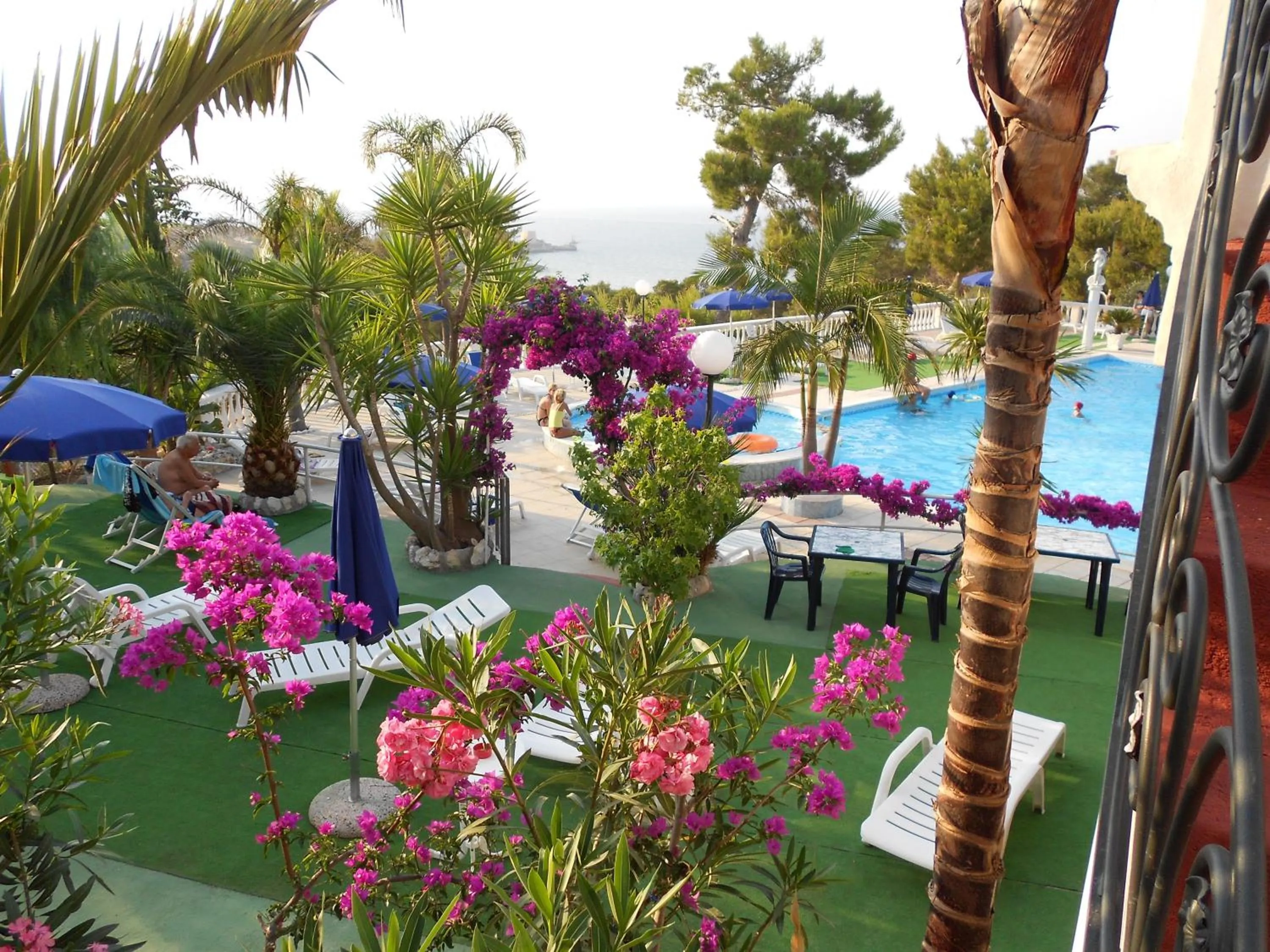 Swimming pool in RESIDENCE EMARINE con SERVIZIO SPIAGGIA INCLUSO