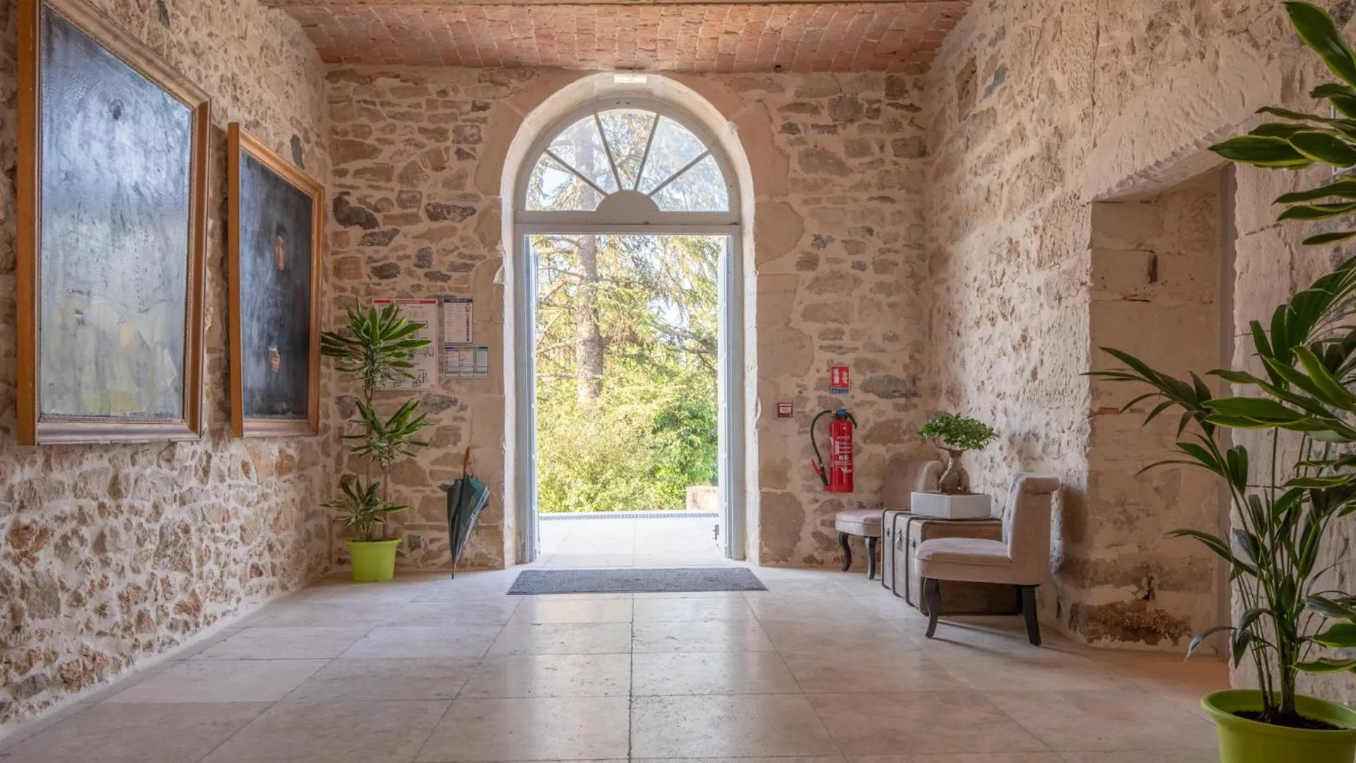 Facade/entrance in L'hôtel du Couvent