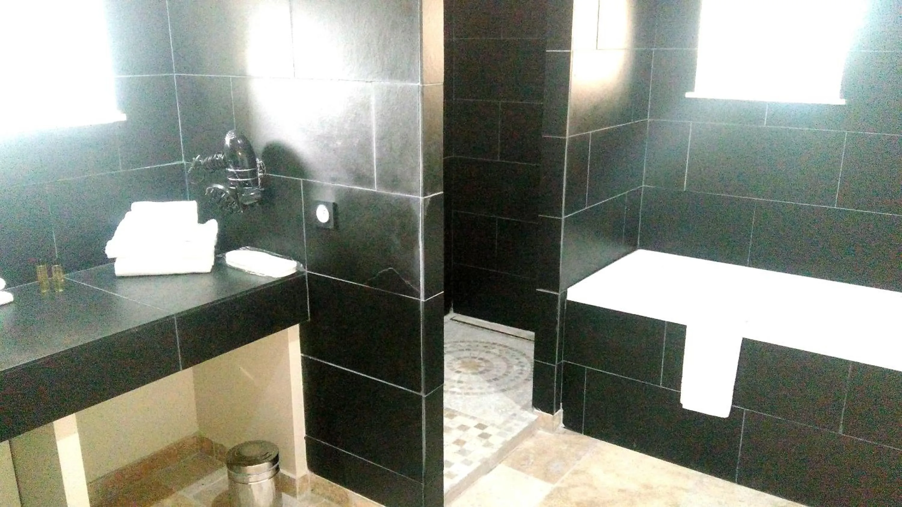 Shower in L'hôtel du Couvent