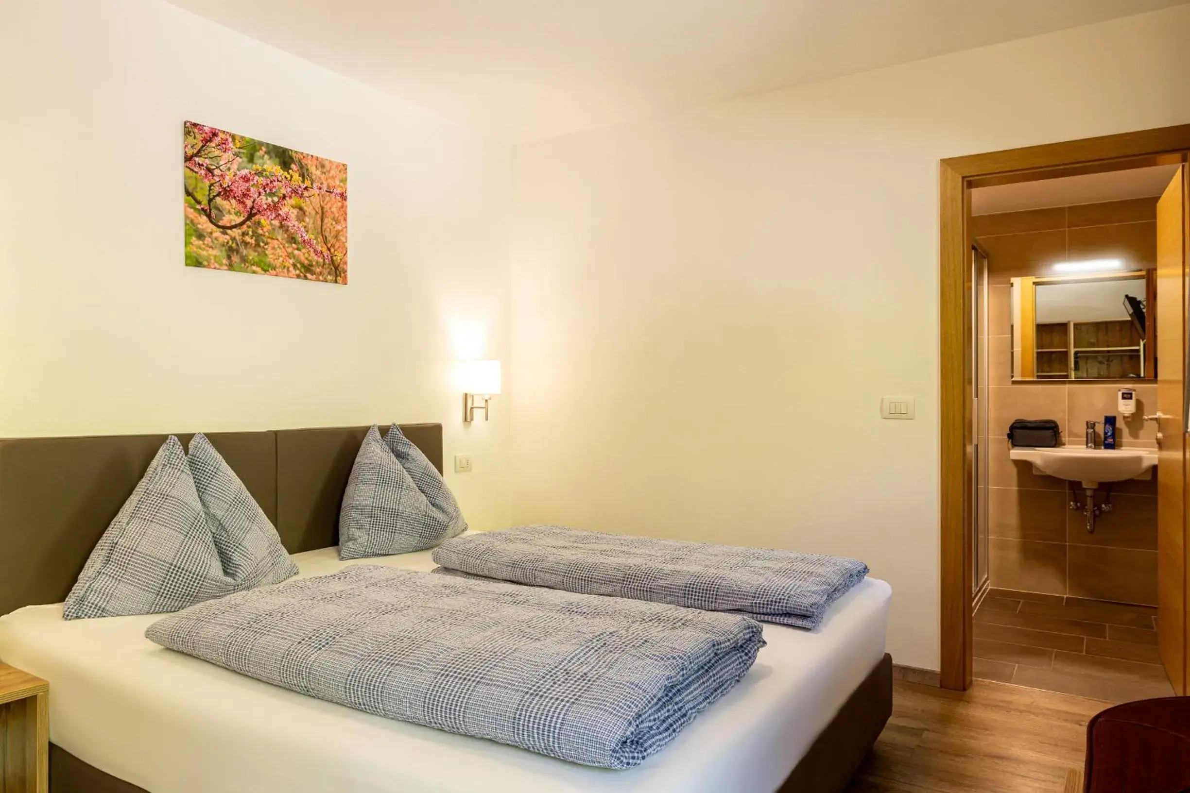 Double Room with Private Bathroom in B&B Hotel Sonneck Double Room with Private Bathroom in B&B Hotel Sonneck