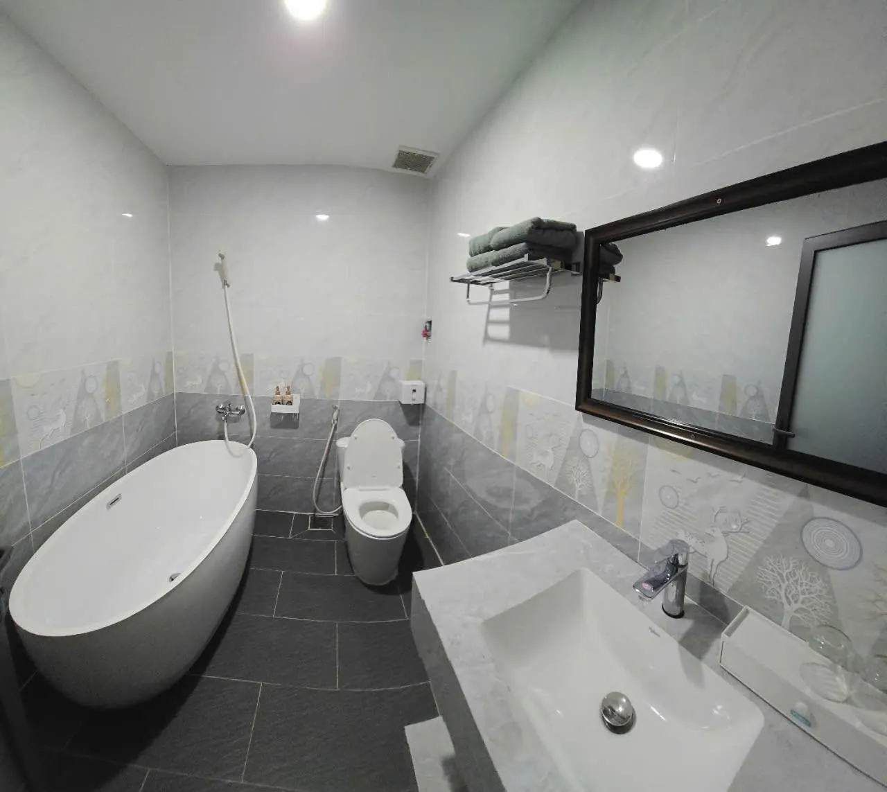 Shower in Ngoi Sao Phuong Nam Hotel