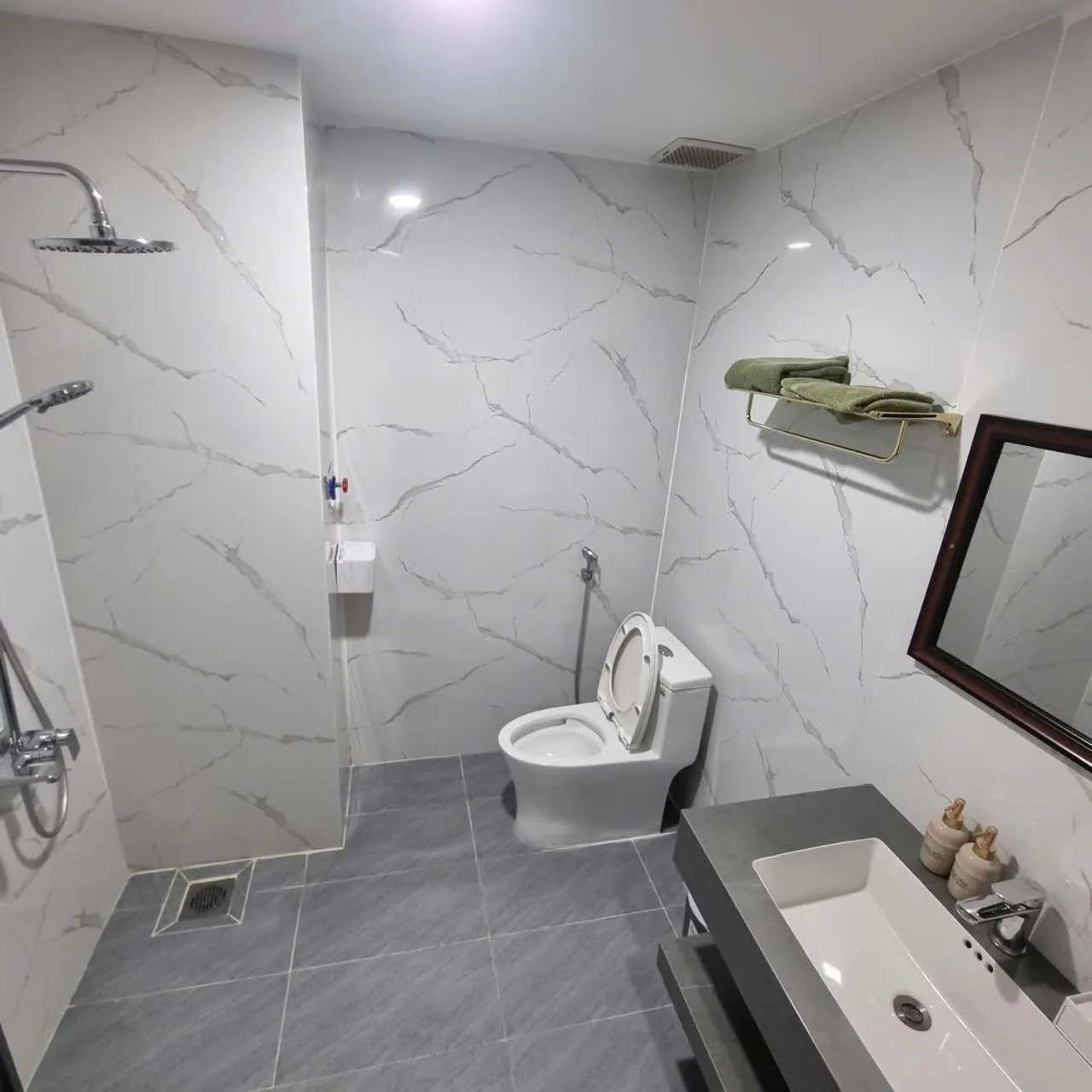 Shower in Ngoi Sao Phuong Nam Hotel