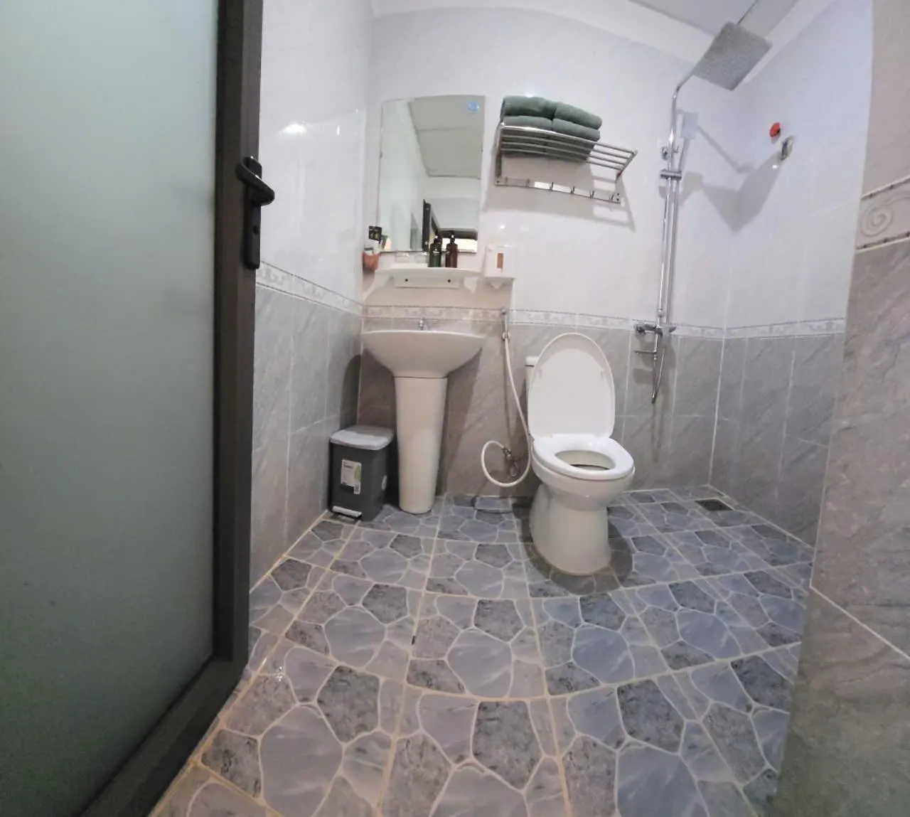 Shower in Ngoi Sao Phuong Nam Hotel