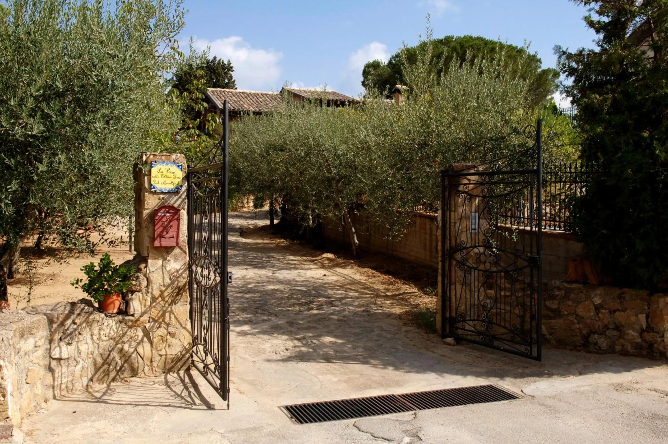 Facade/entrance in La Casa sulla Collina d'Oro