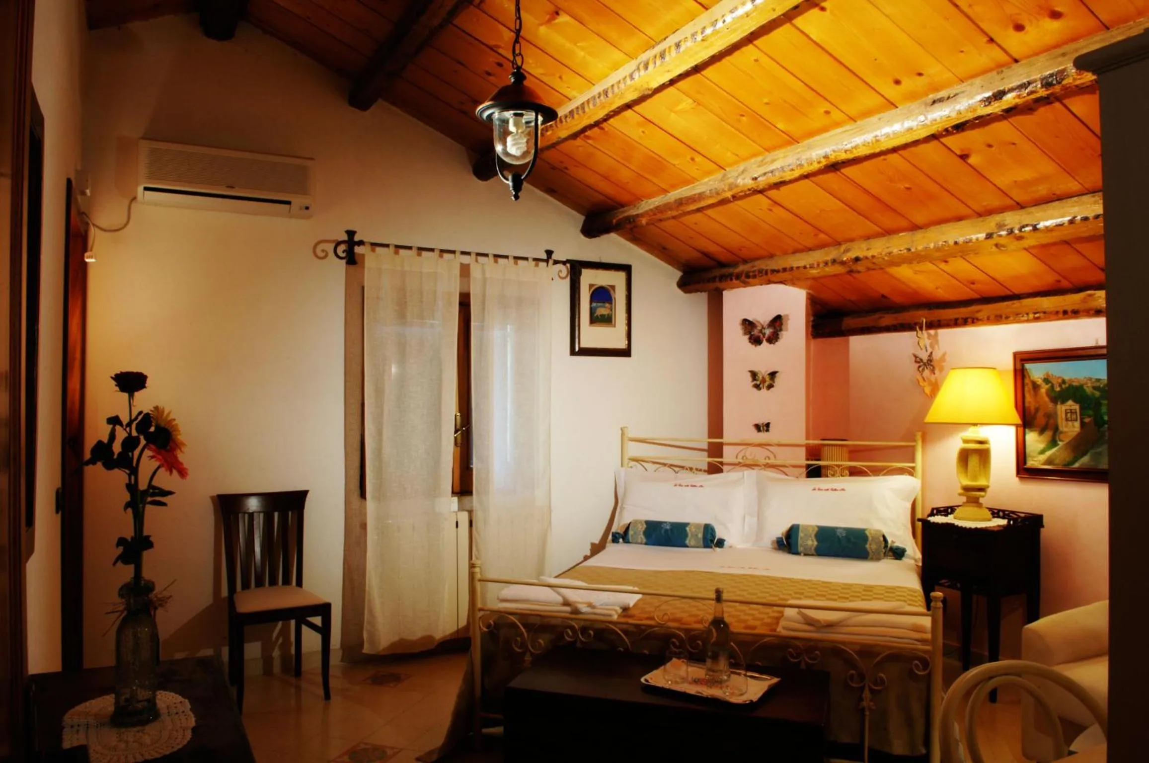Photo of the whole room, Bed in La Casa sulla Collina d'Oro