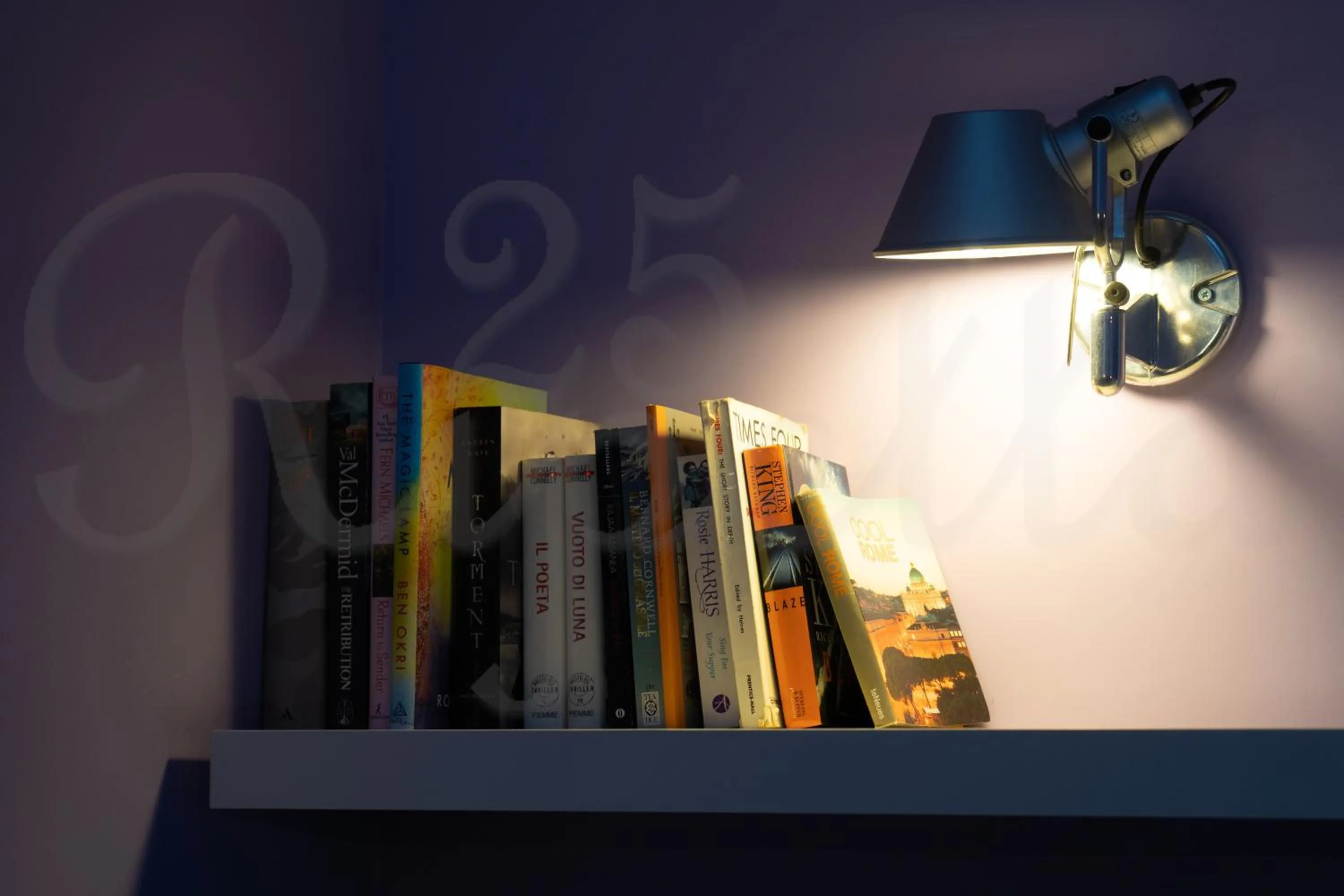 Library in Ripetta 25 Prestige Rooms