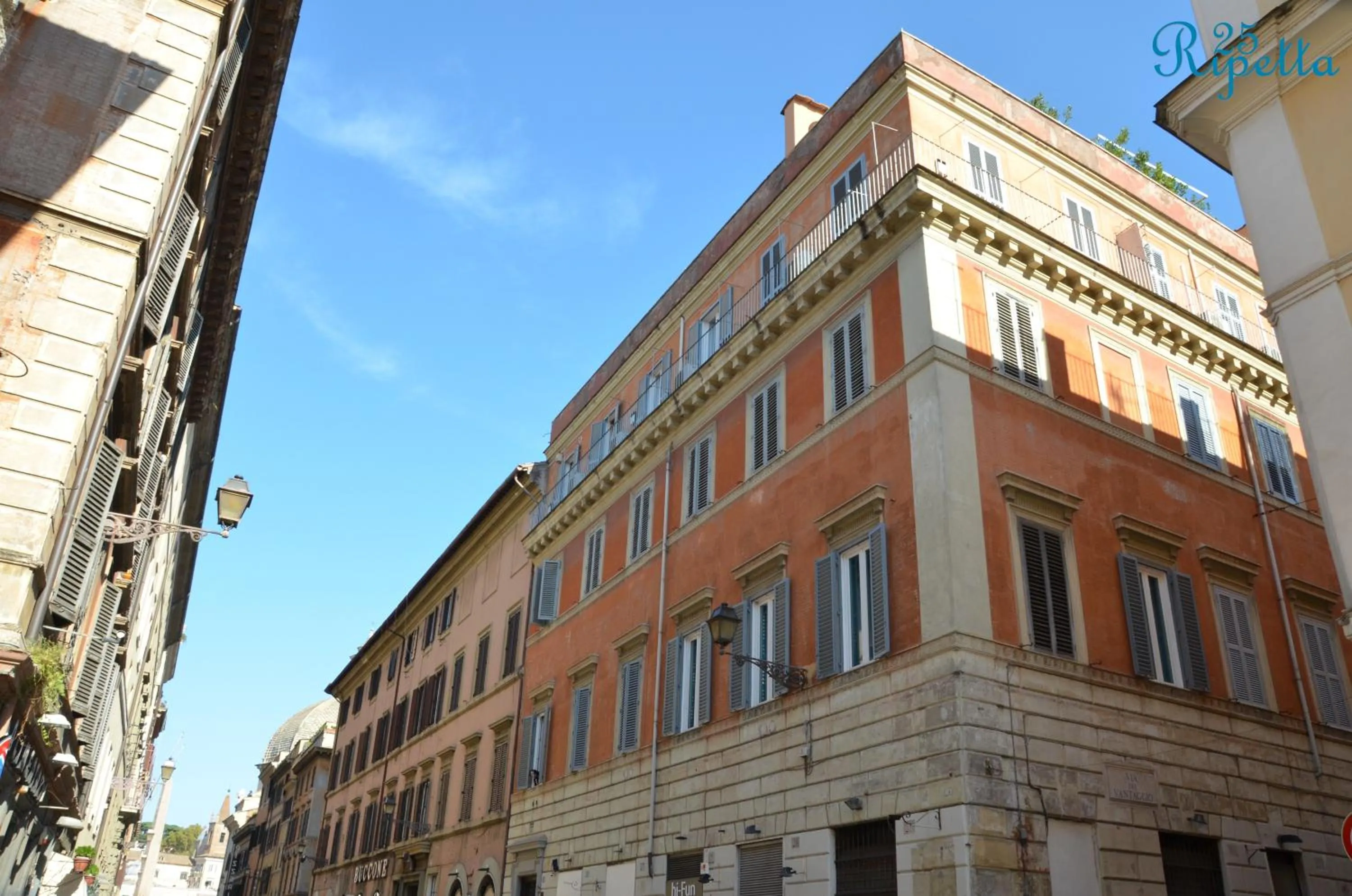 Property building in Ripetta 25 Prestige Rooms