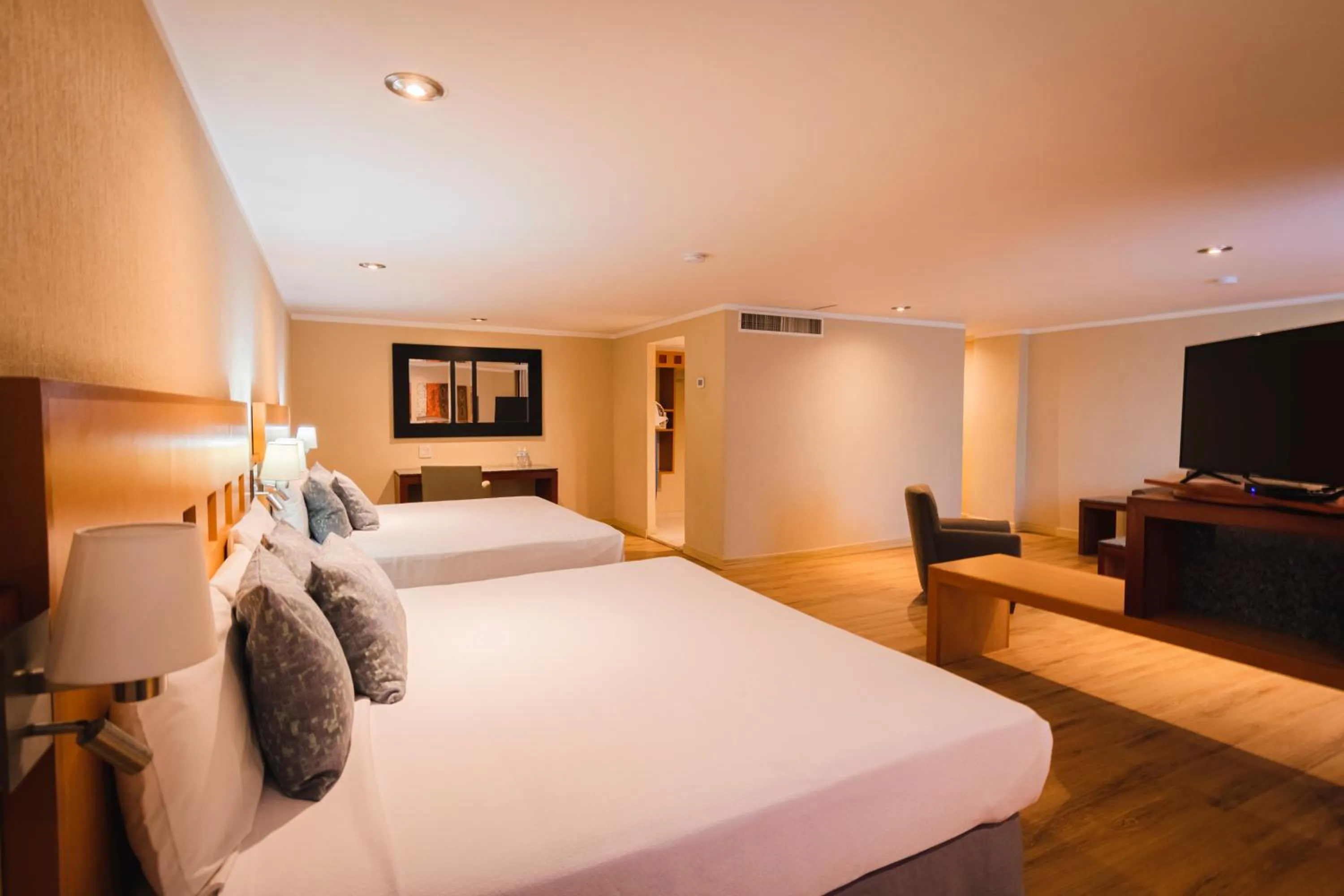 Photo of the whole room, Bed in Hotel Mirabel