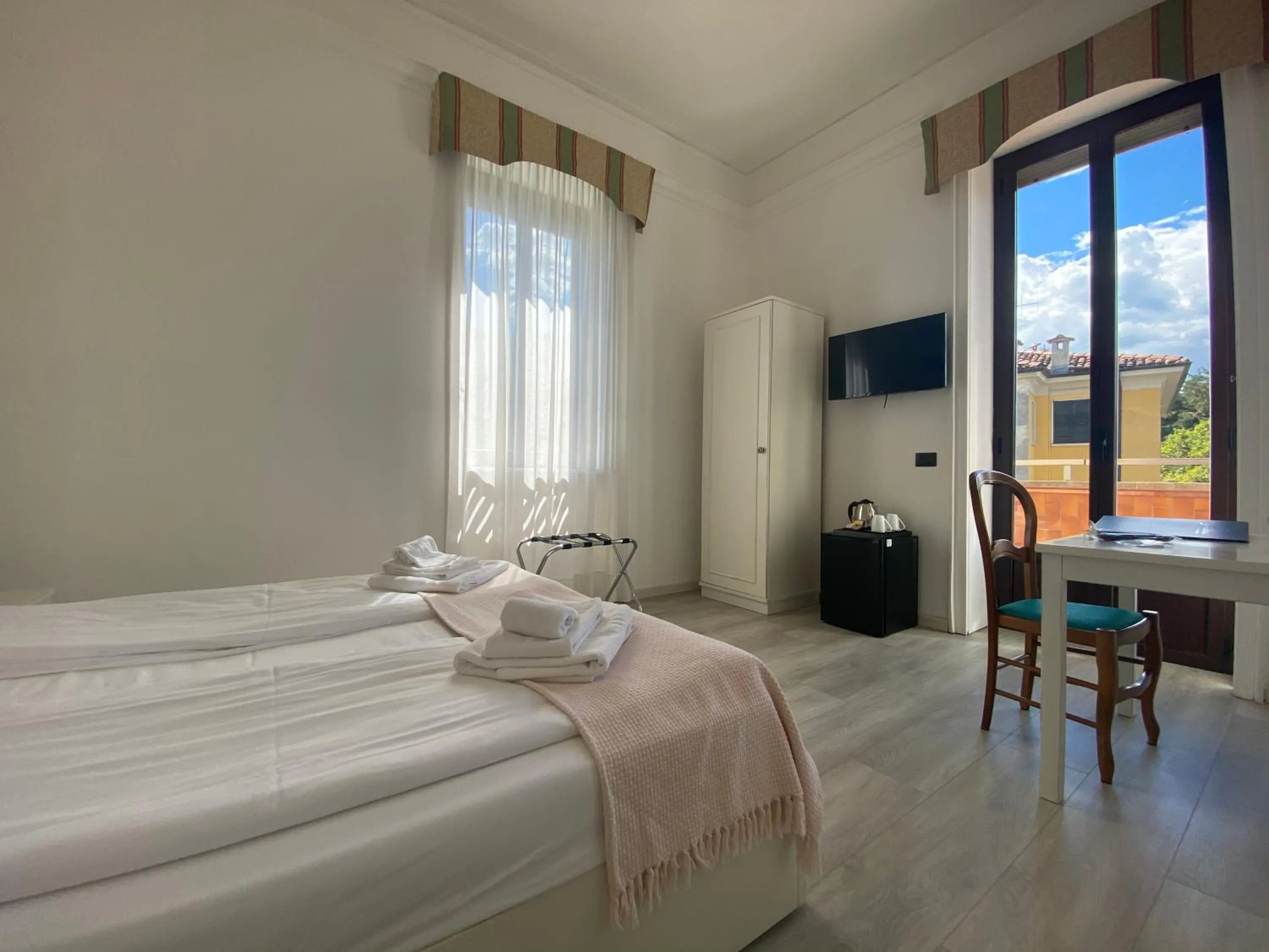 Balcony/Terrace, Bed in Hotel La Fontana