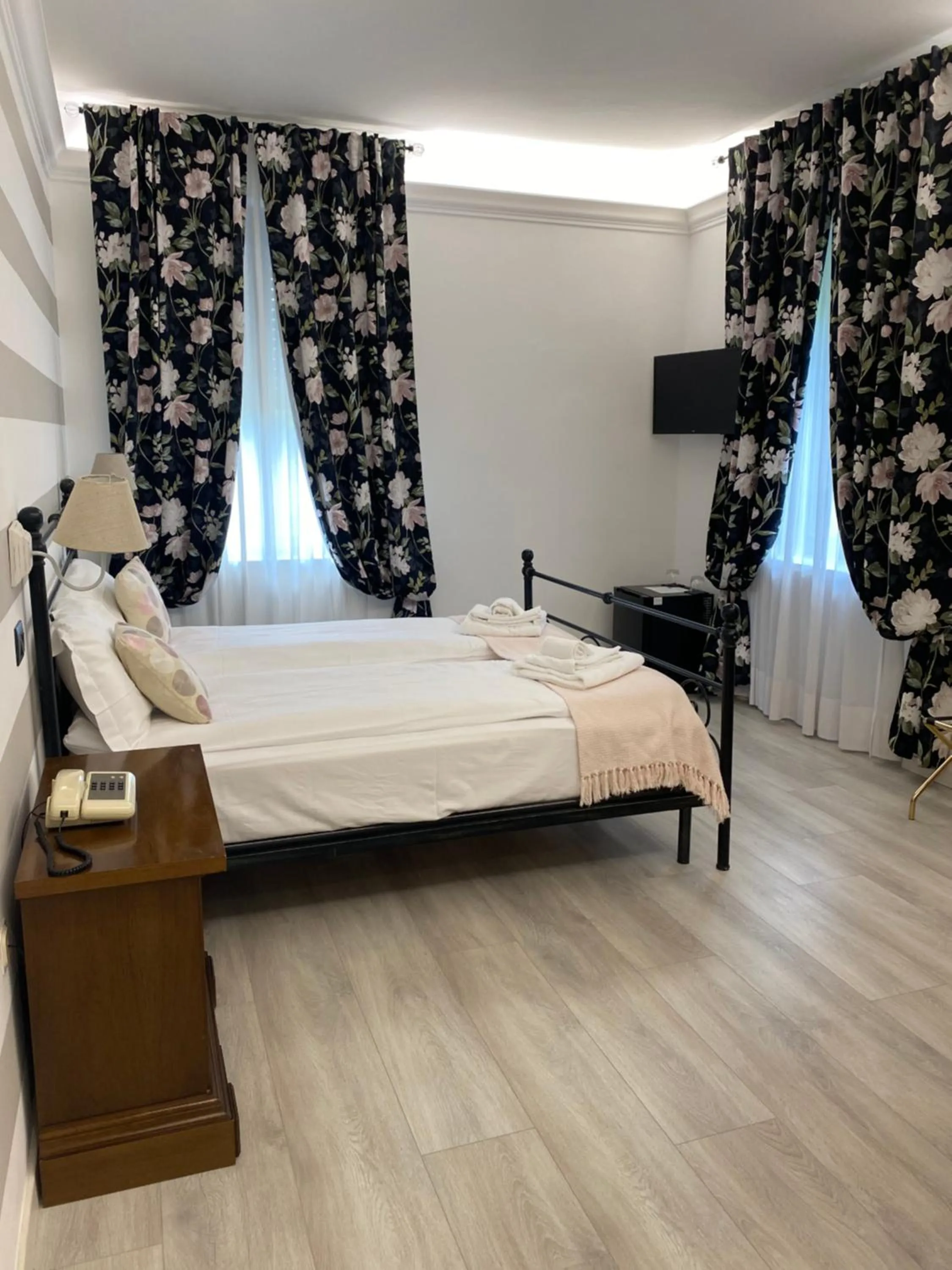 View (from property/room), Bed in Hotel La Fontana