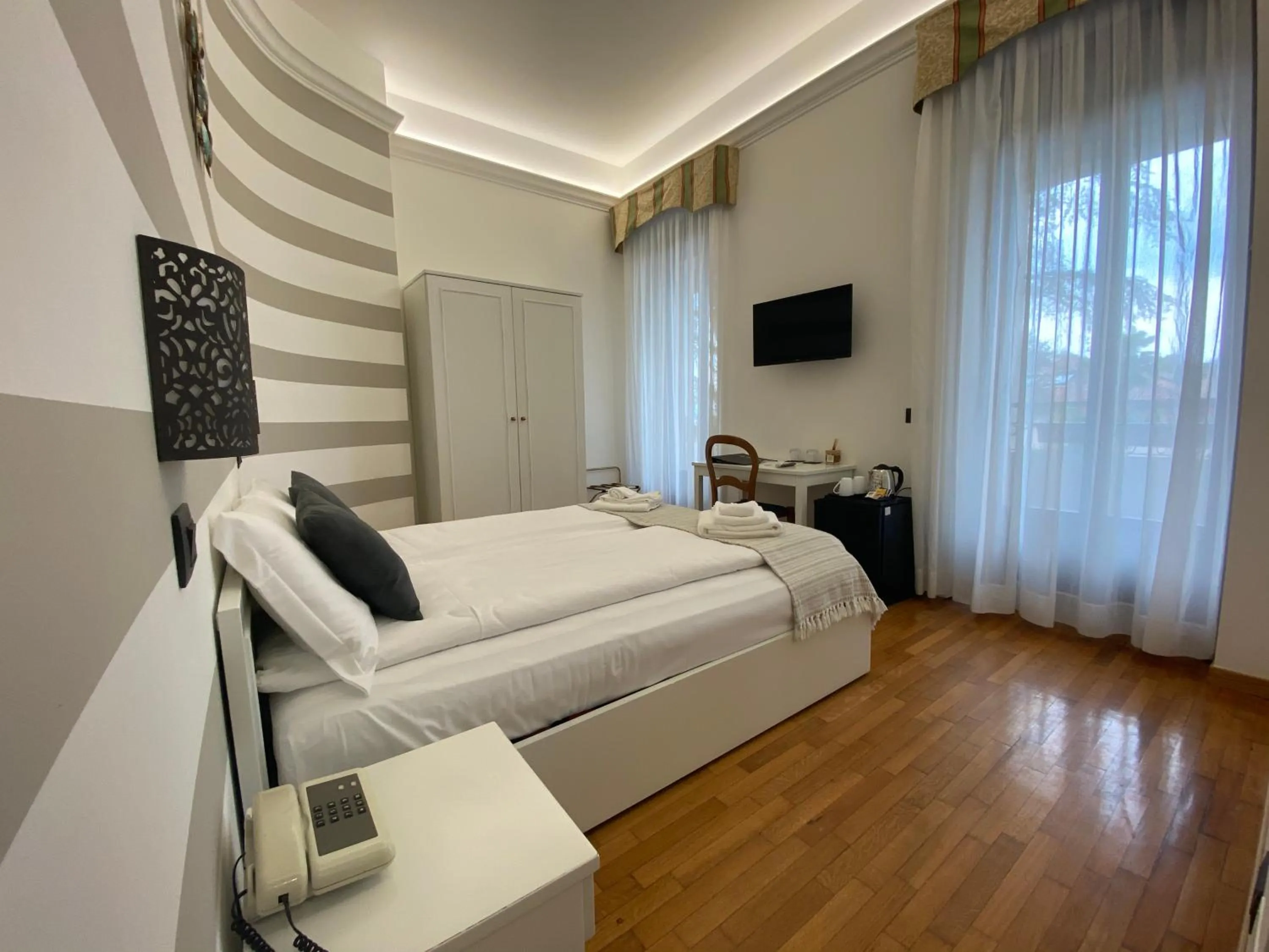 View (from property/room), Bed in Hotel La Fontana