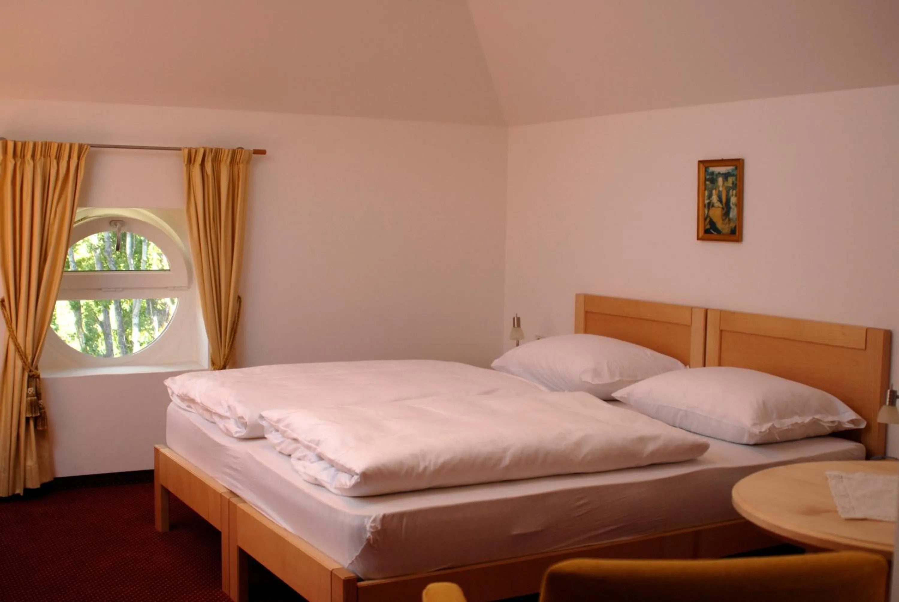 Bed in Hotel Dolomiten