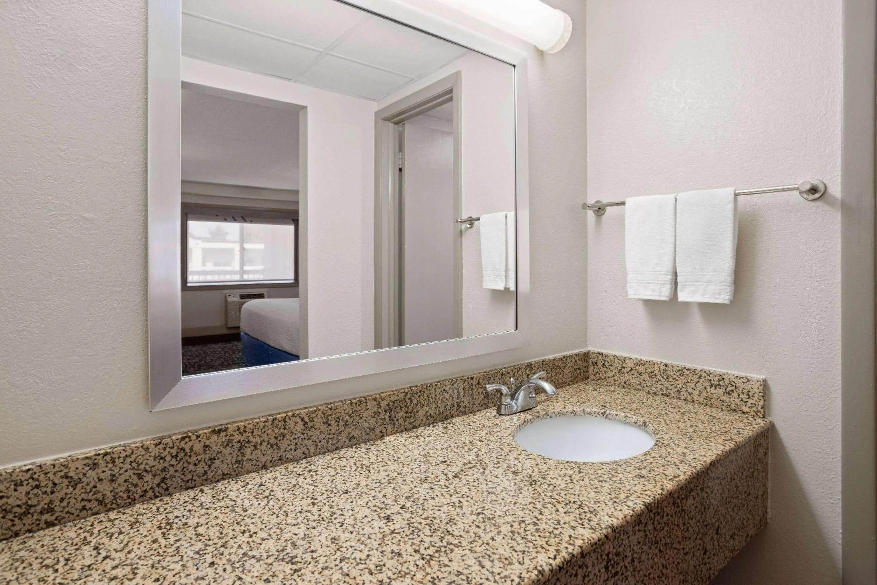 TV and multimedia in Days Inn by Wyndham Tonawanda/Buffalo