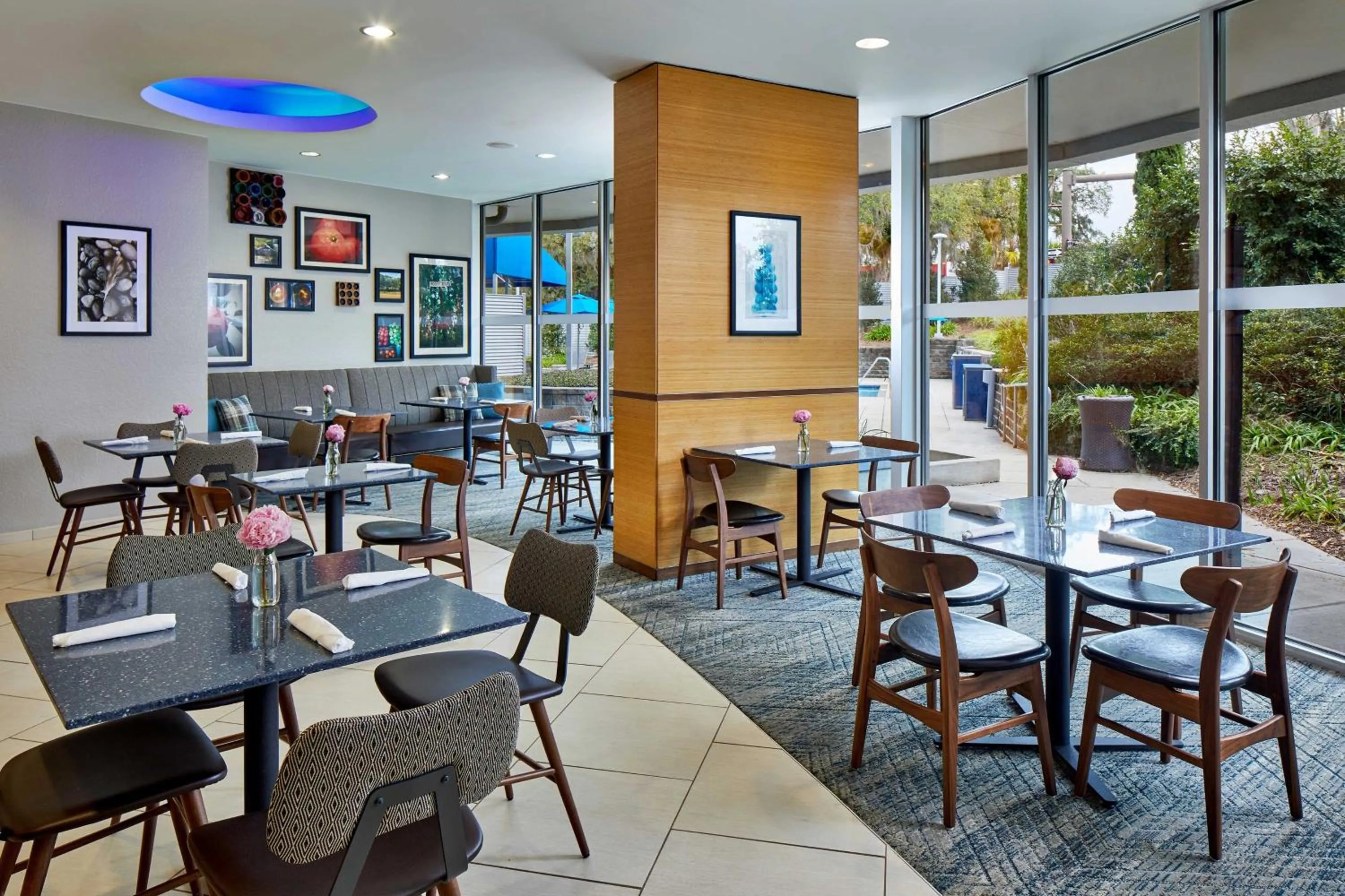 Lounge or bar in Four Points by Sheraton Tallahassee Downtown