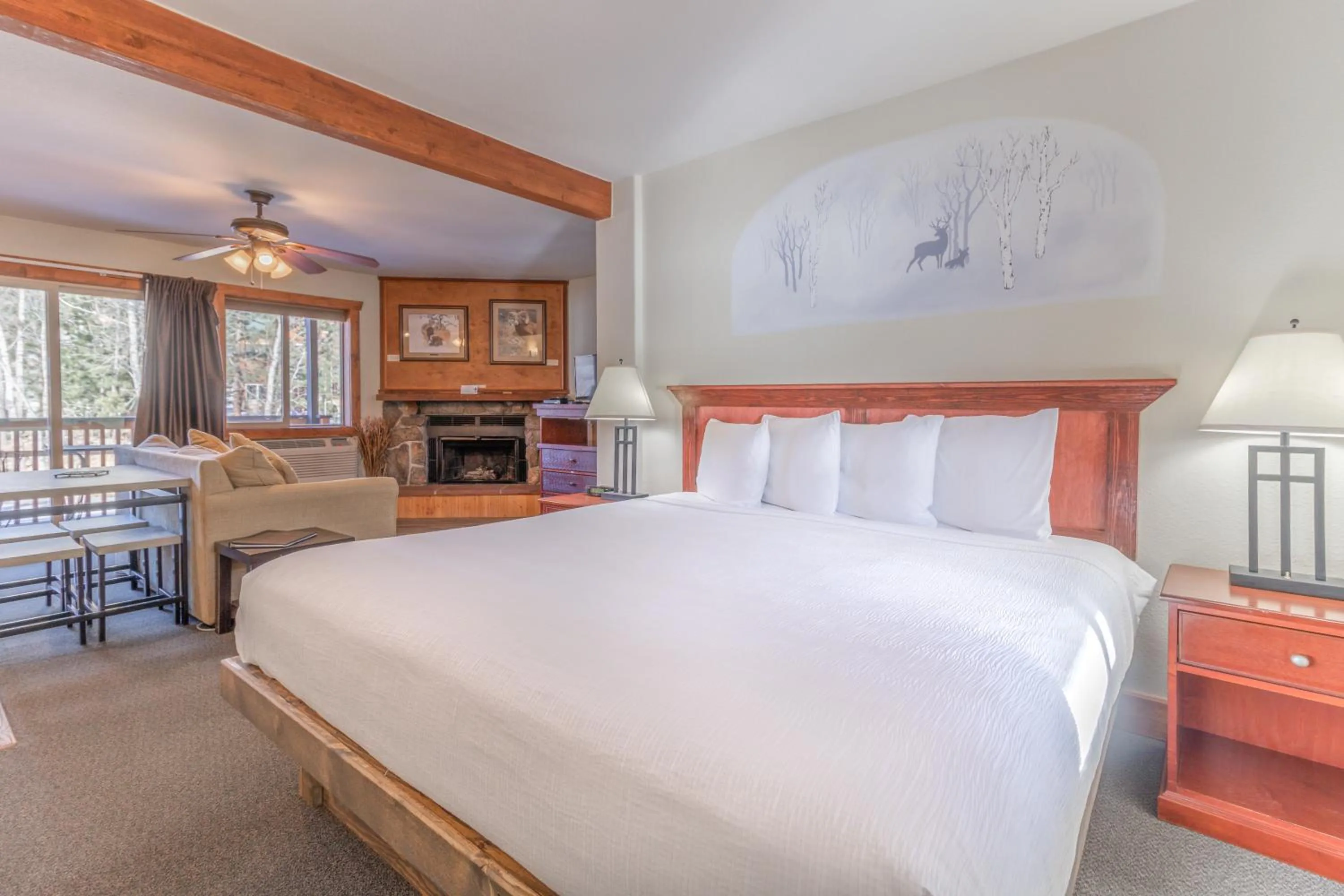 Photo of the whole room, Bed in Murphy's River Lodge