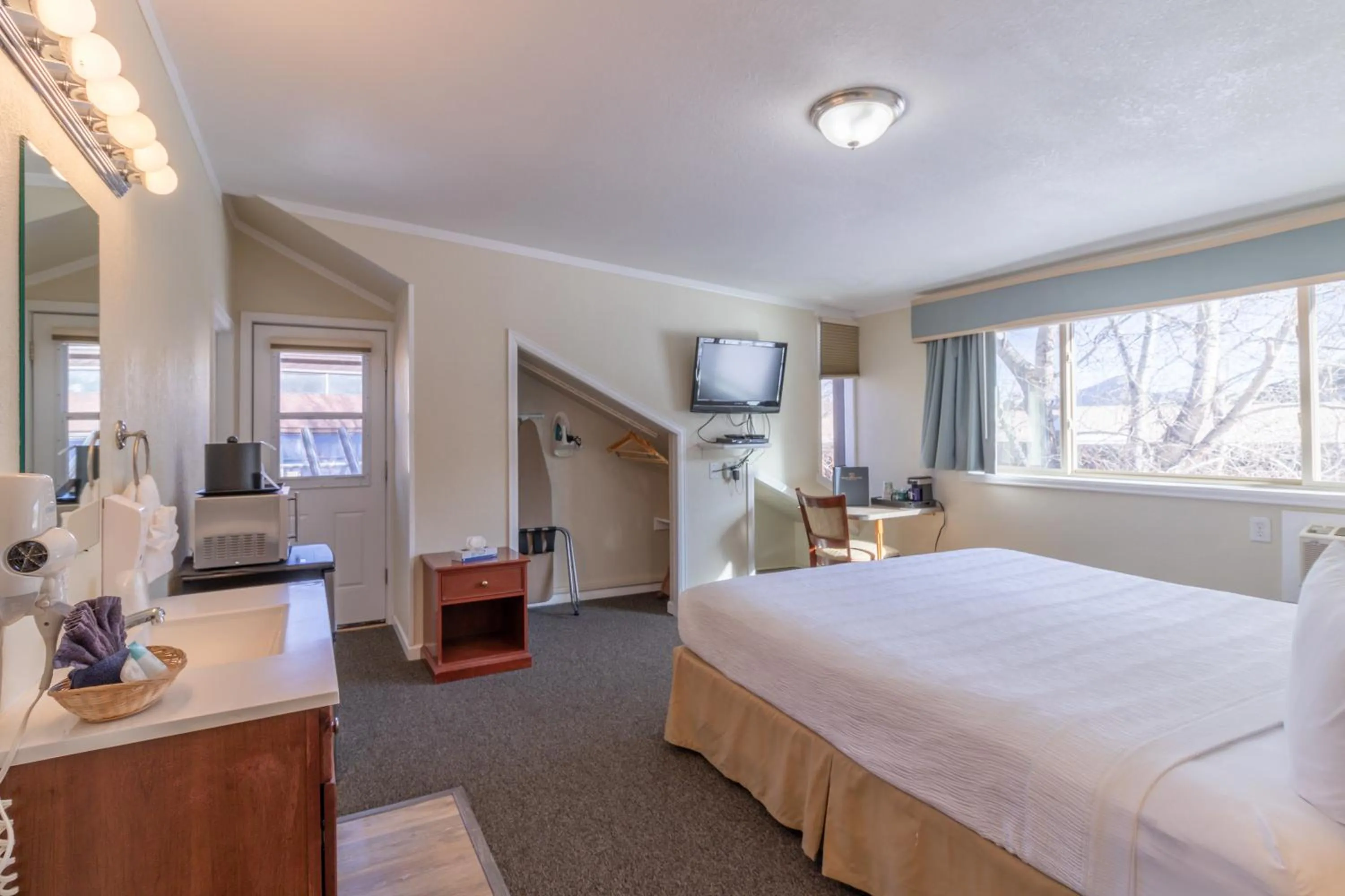 Photo of the whole room, Bed in Murphy's River Lodge