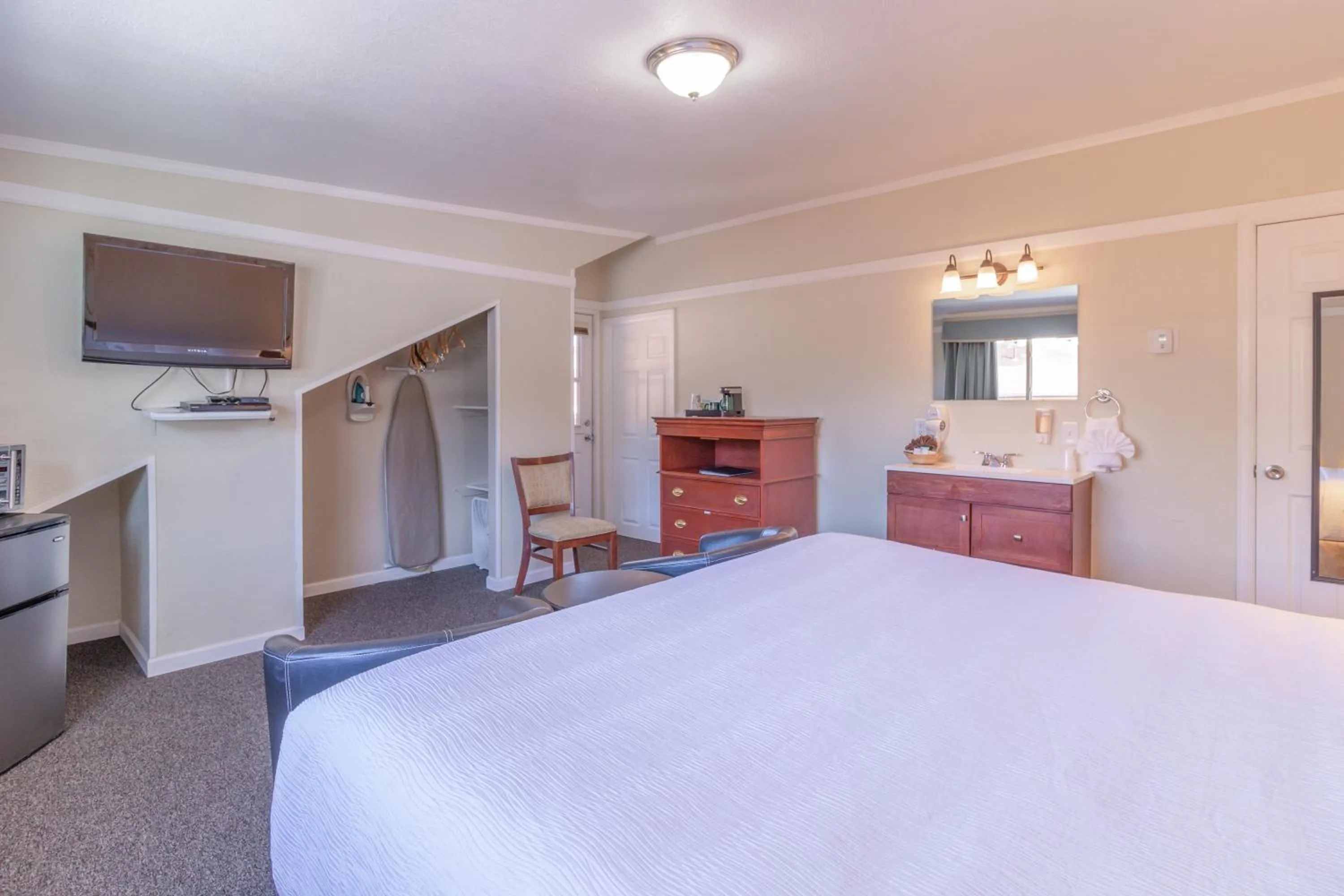 Photo of the whole room, Bed in Murphy's River Lodge