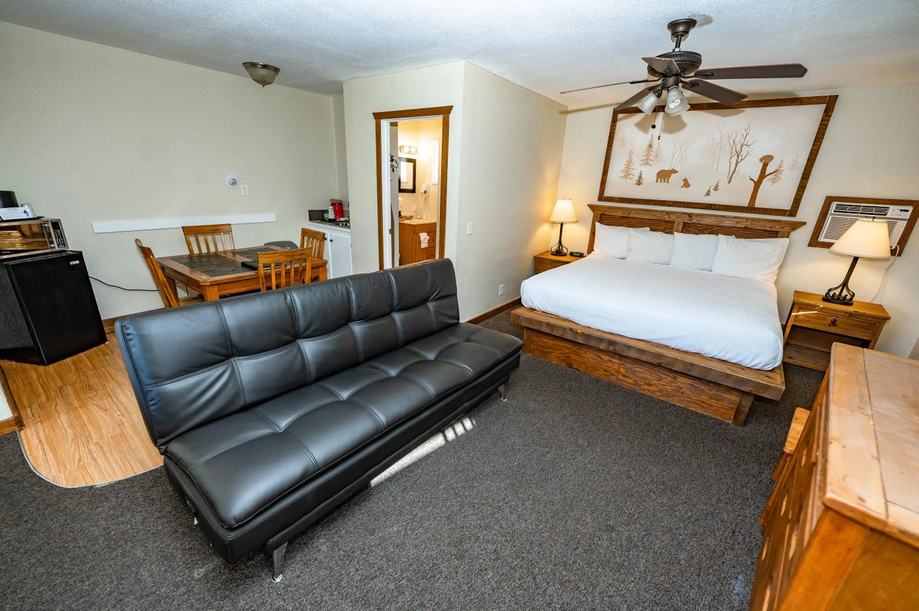 Bed in Murphy's River Lodge