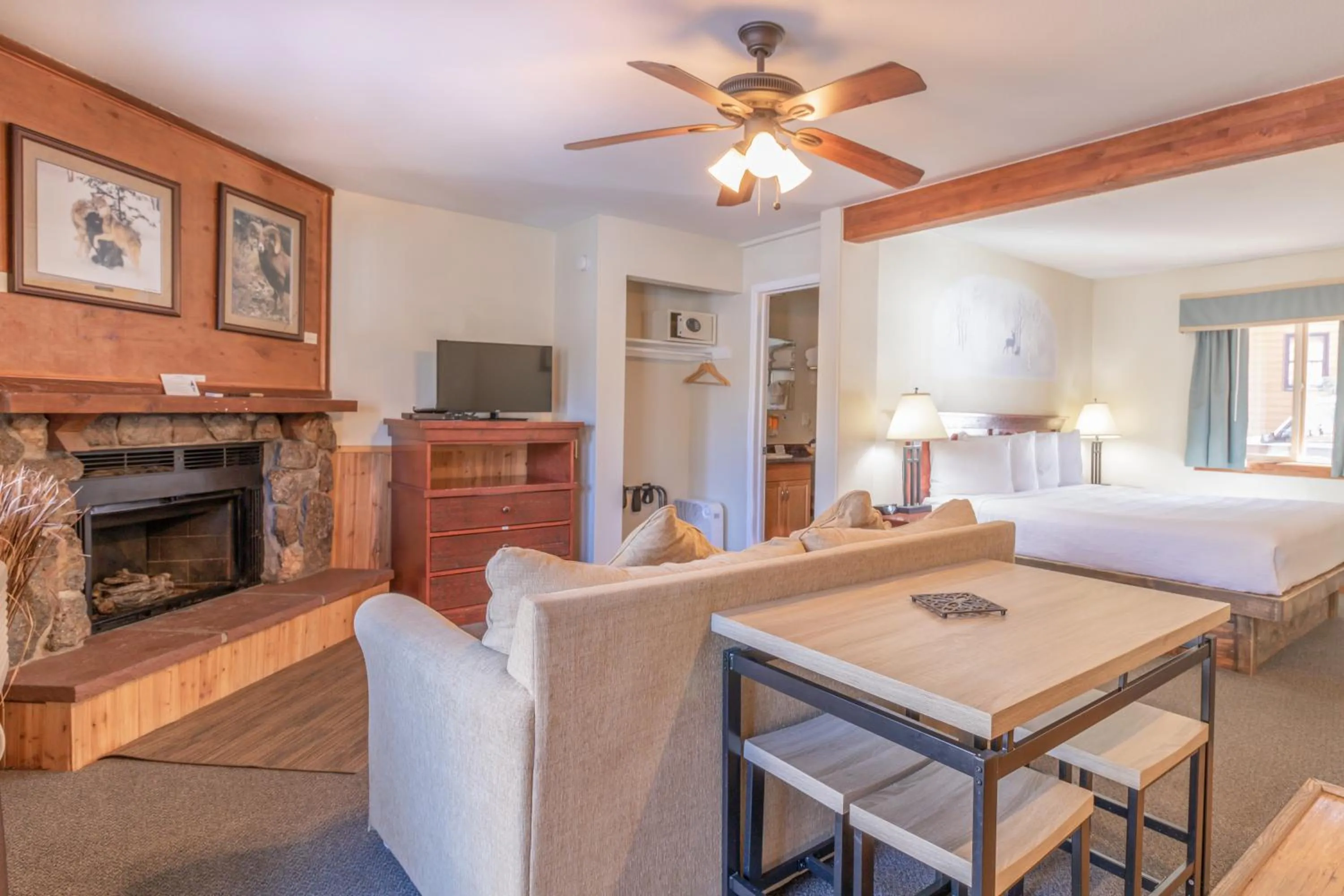 Living room, Bed in Murphy's River Lodge