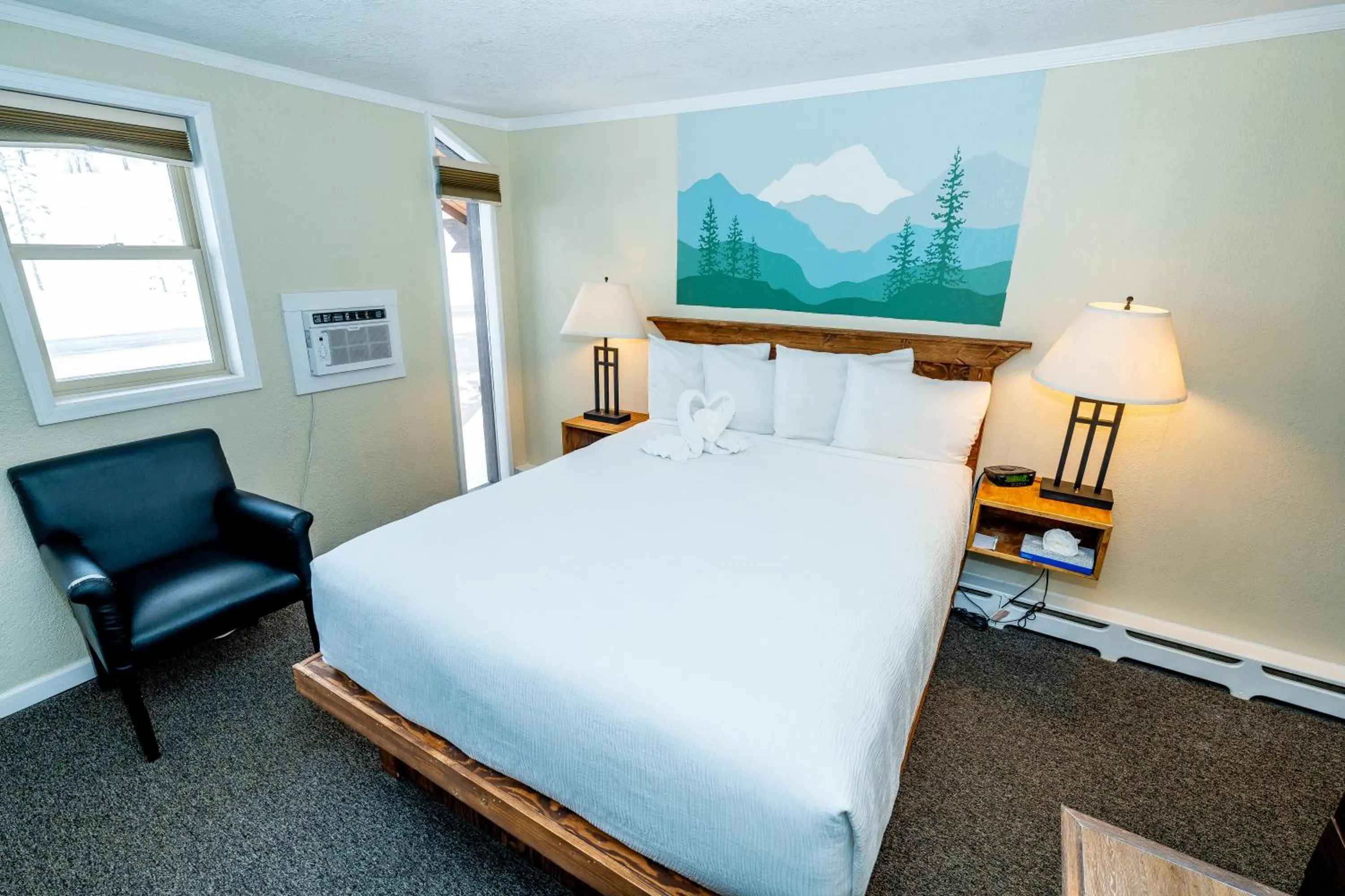 Bed in Murphy's River Lodge