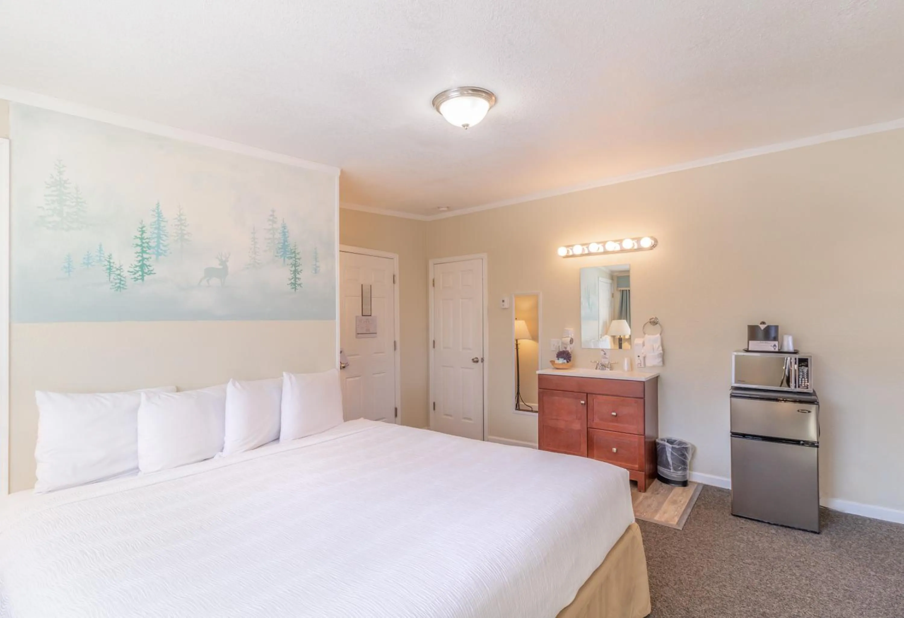 Photo of the whole room, Bed in Murphy's River Lodge