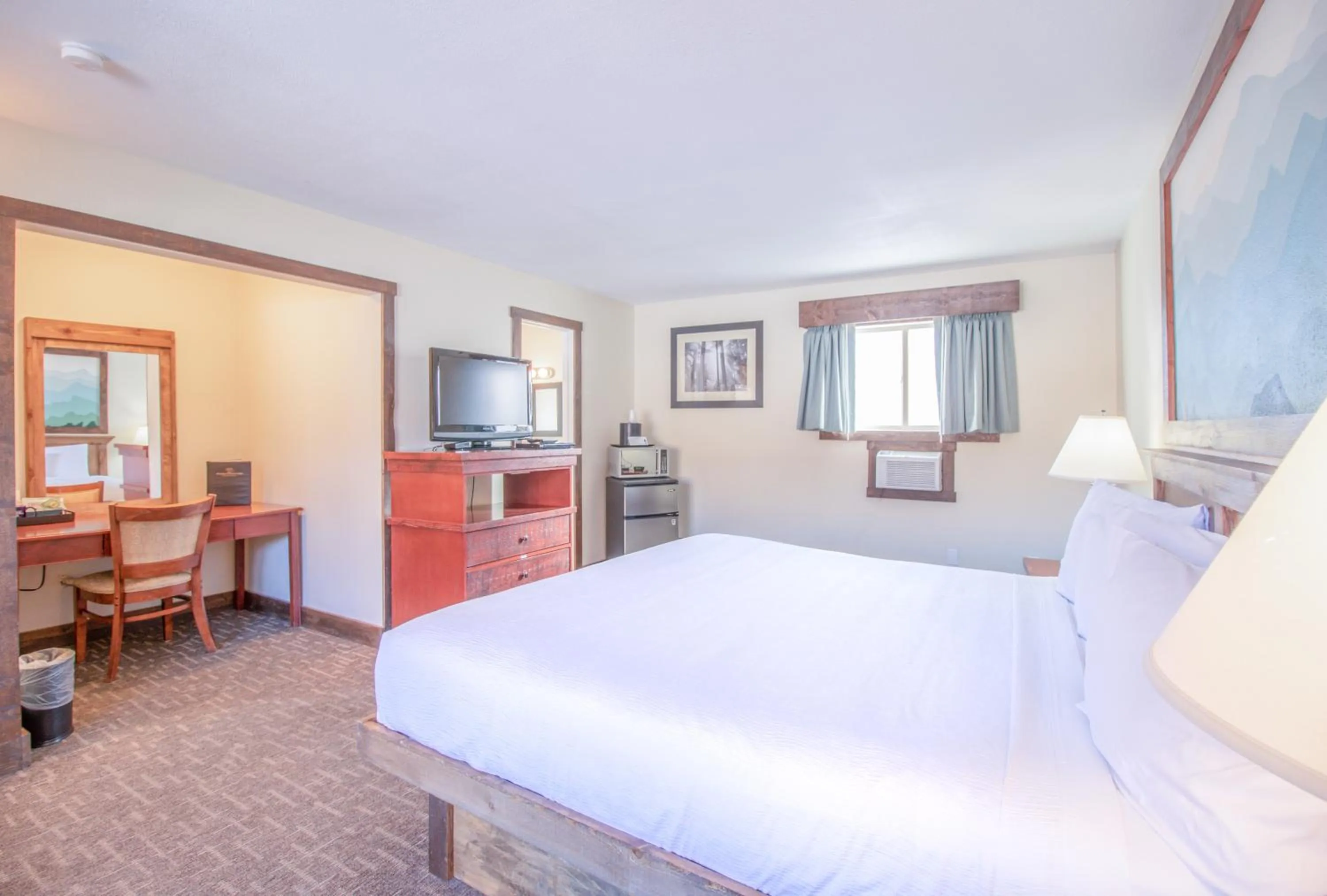 Photo of the whole room, Bed in Murphy's River Lodge