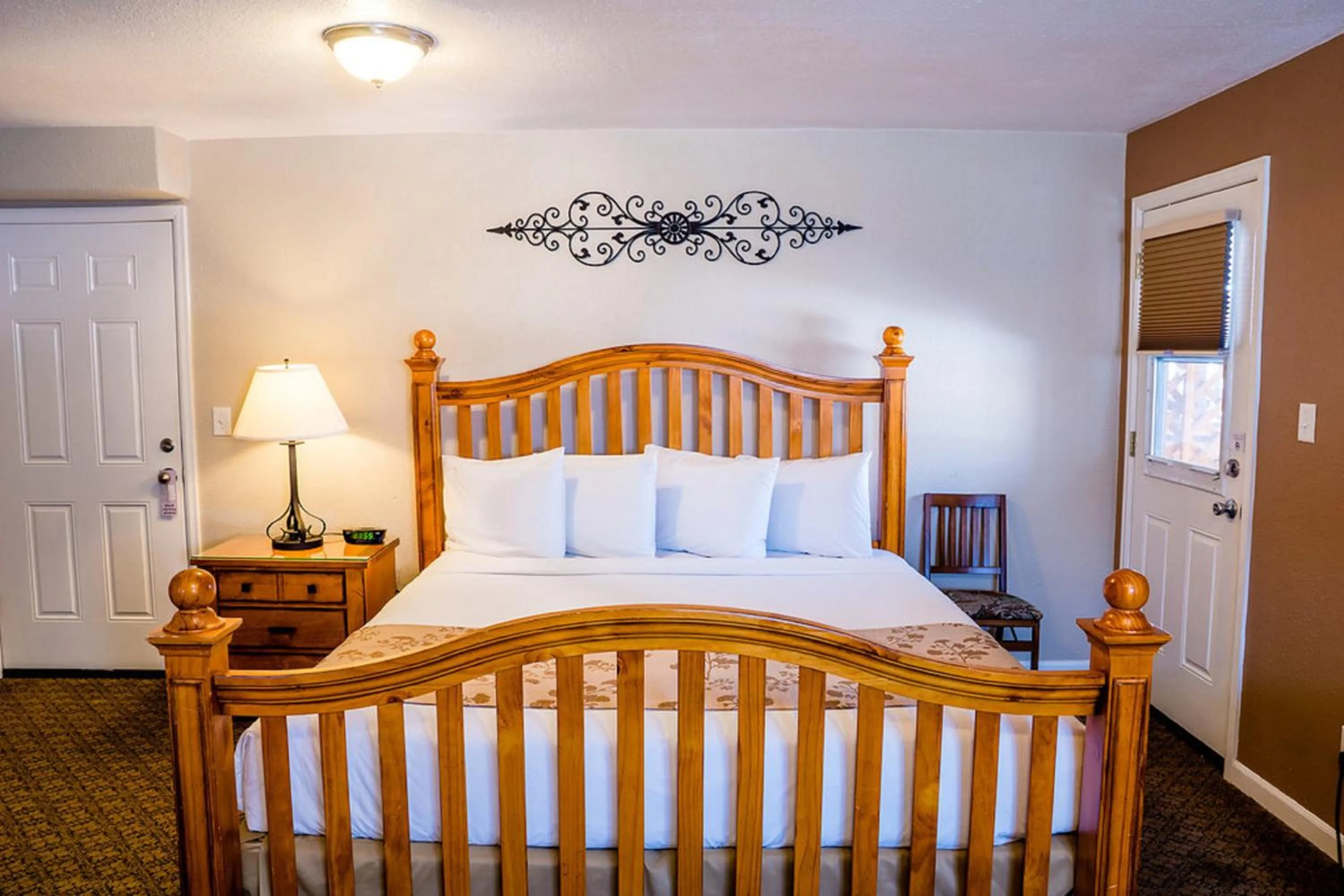 Bed in Murphy's River Lodge