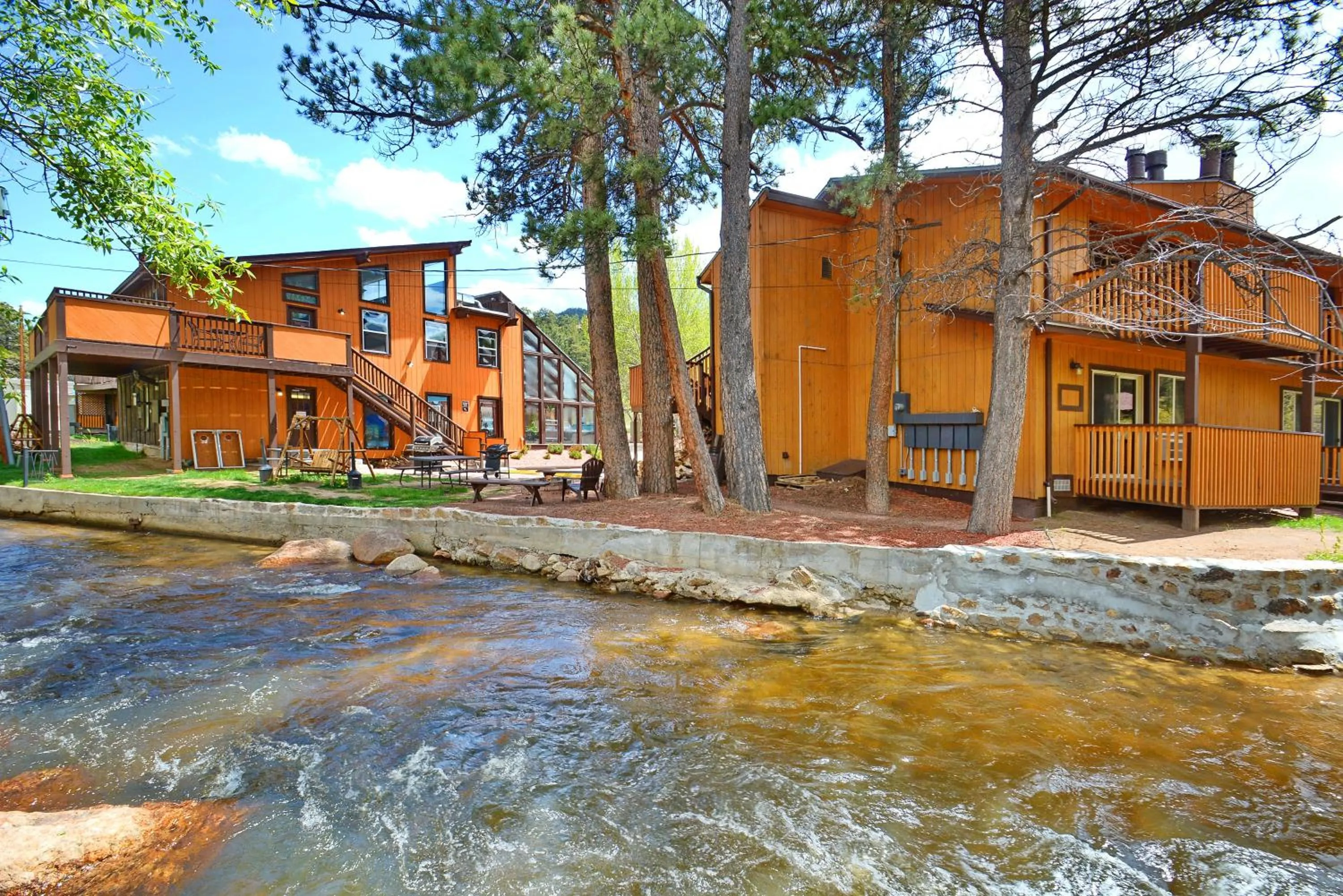 Property building in Murphy's River Lodge