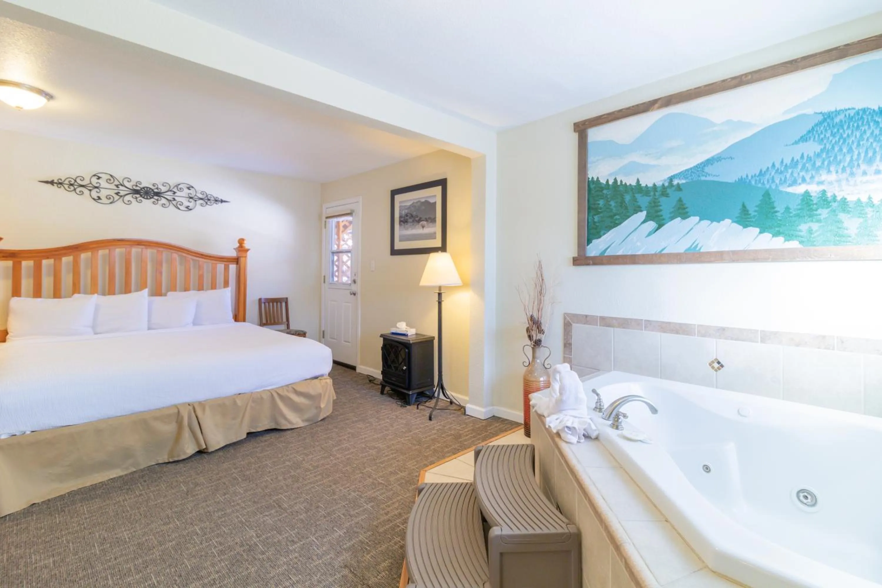 Photo of the whole room, Bed in Murphy's River Lodge