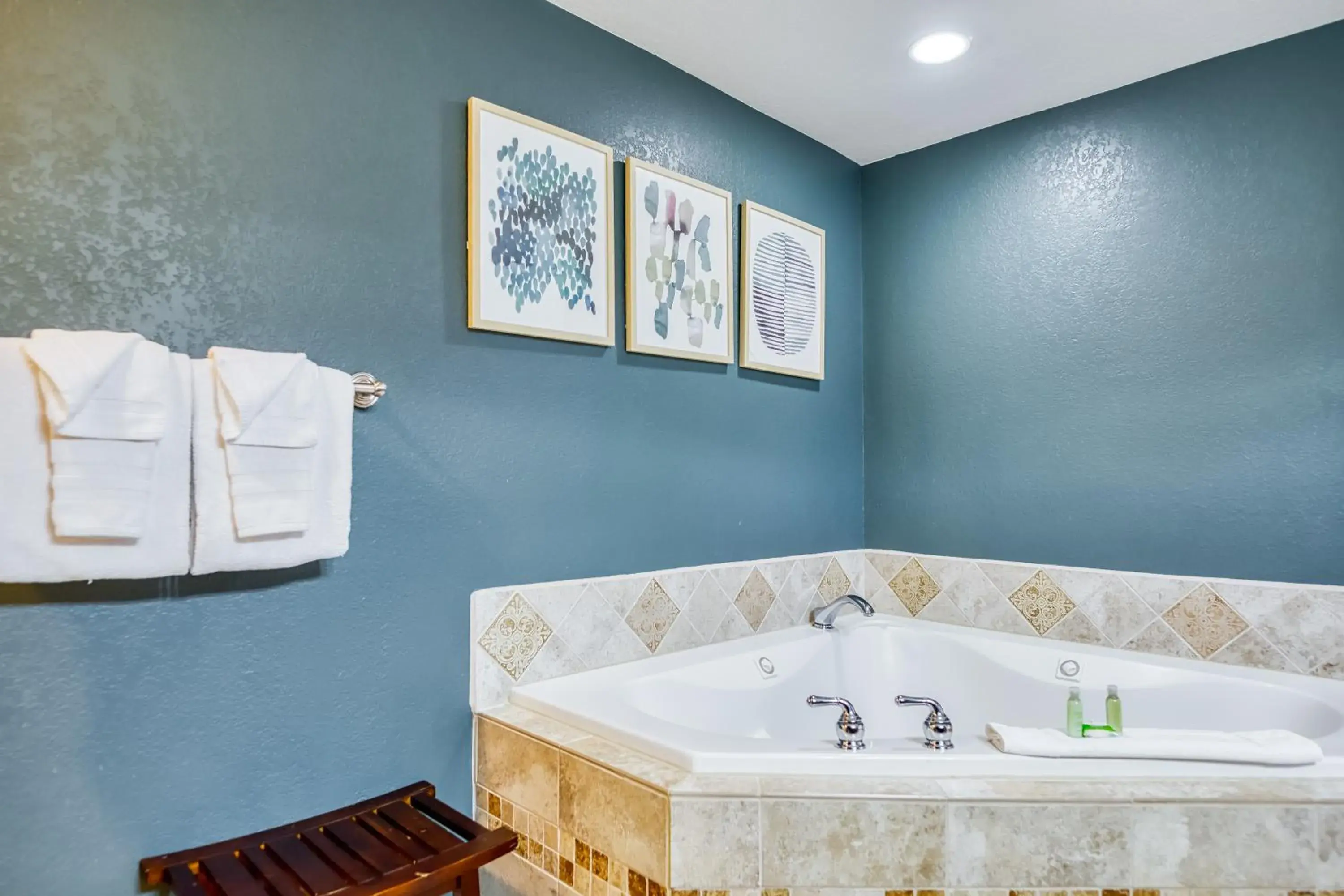 One Bedroom Suite with Spa in Inn at Haystack Rock One Bedroom Suite with Spa in Inn at Haystack Rock