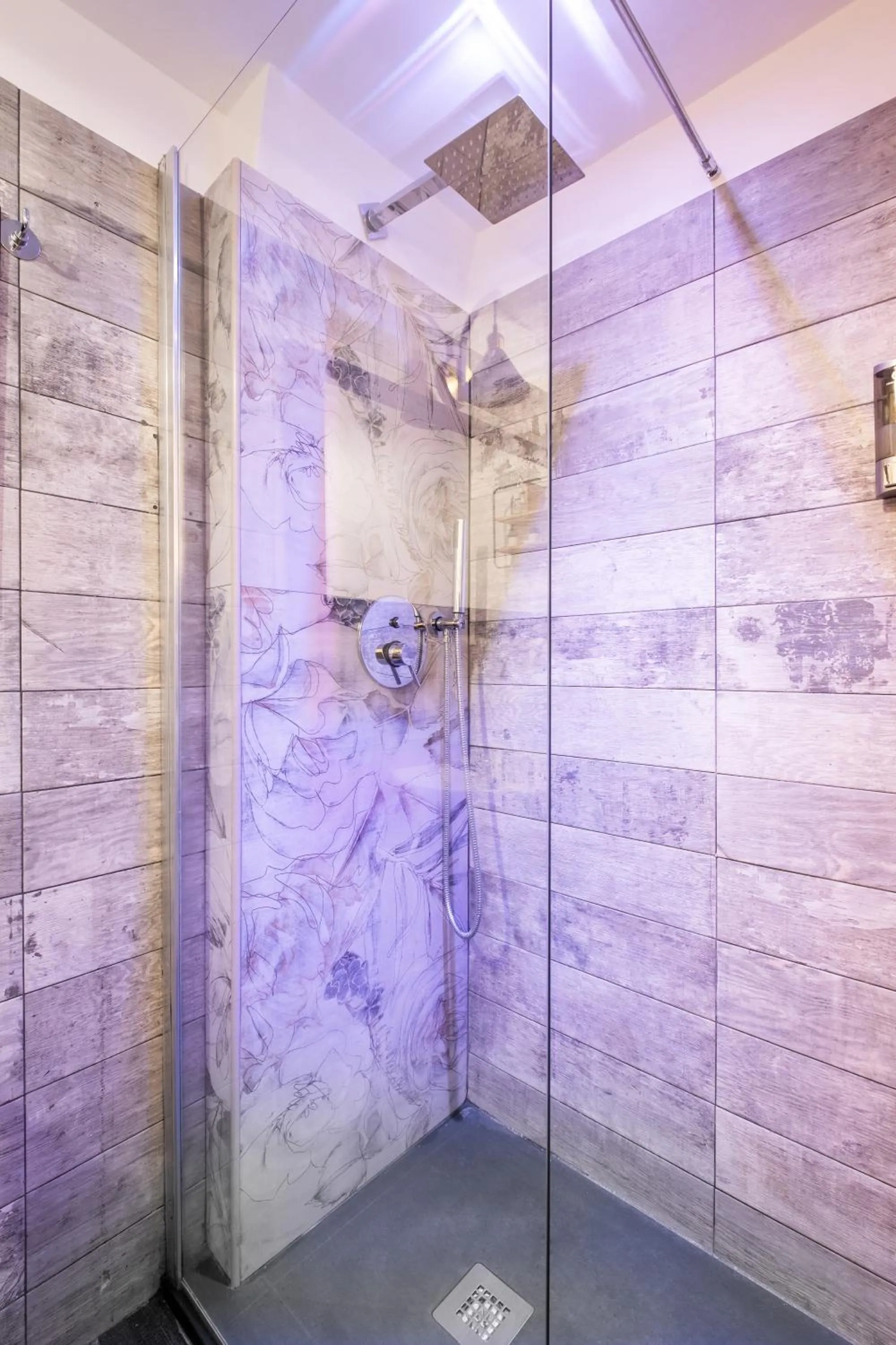 Shower in Vatican36 Guest House