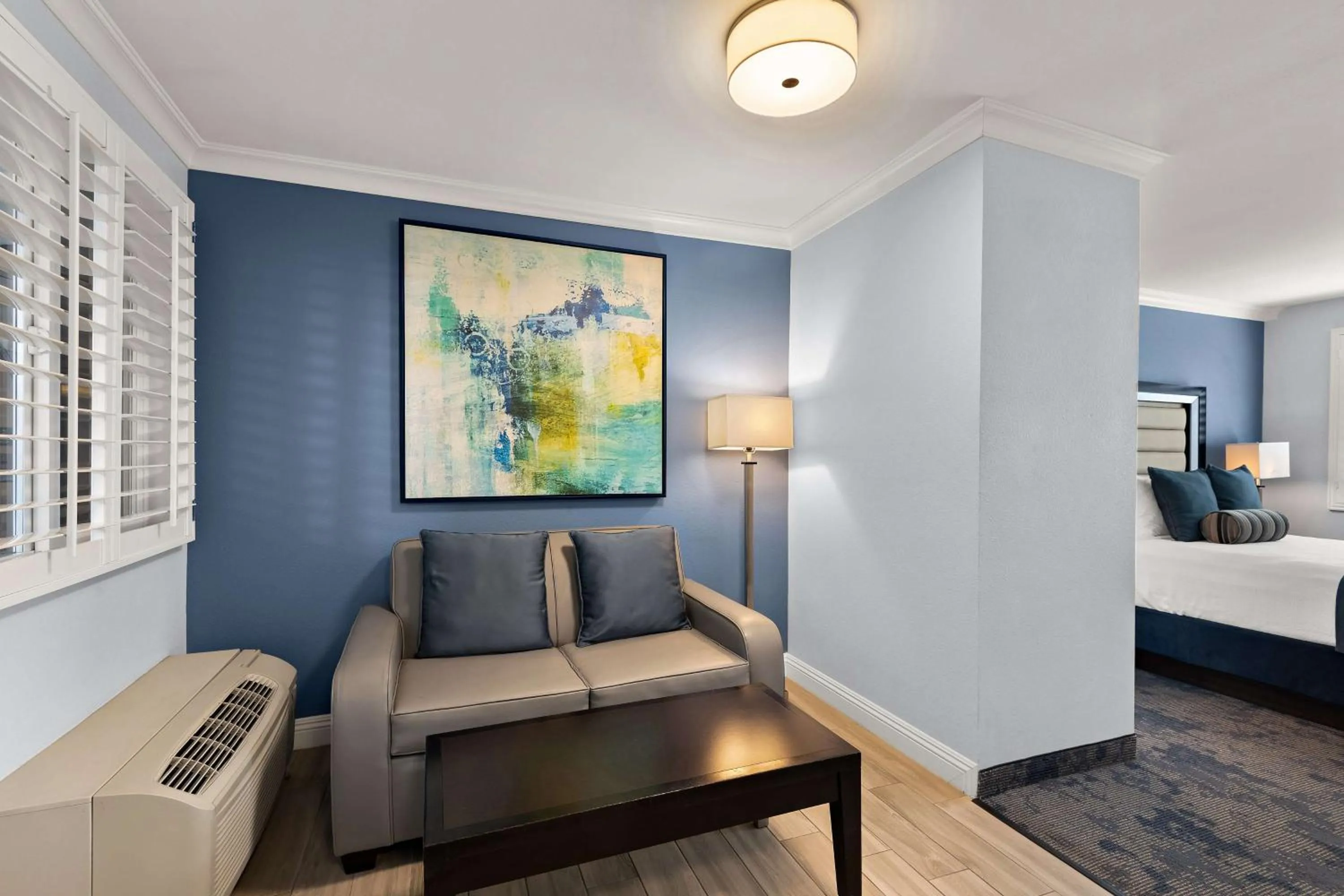 Bedroom in Best Western Plus Manhattan Beach Hotel