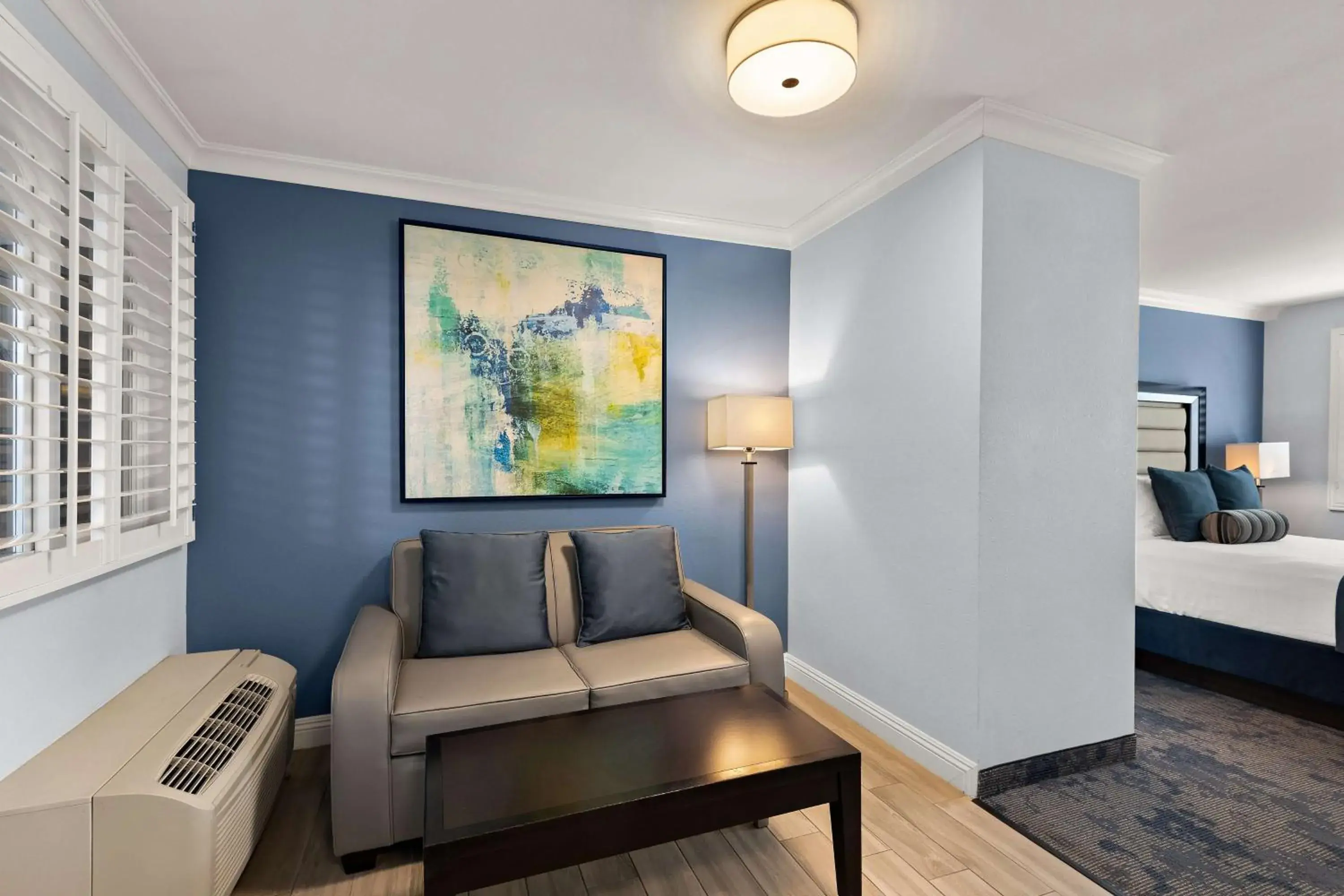 Bedroom in Best Western Plus Manhattan Beach Hotel Bedroom in Best Western Plus Manhattan Beach Hotel