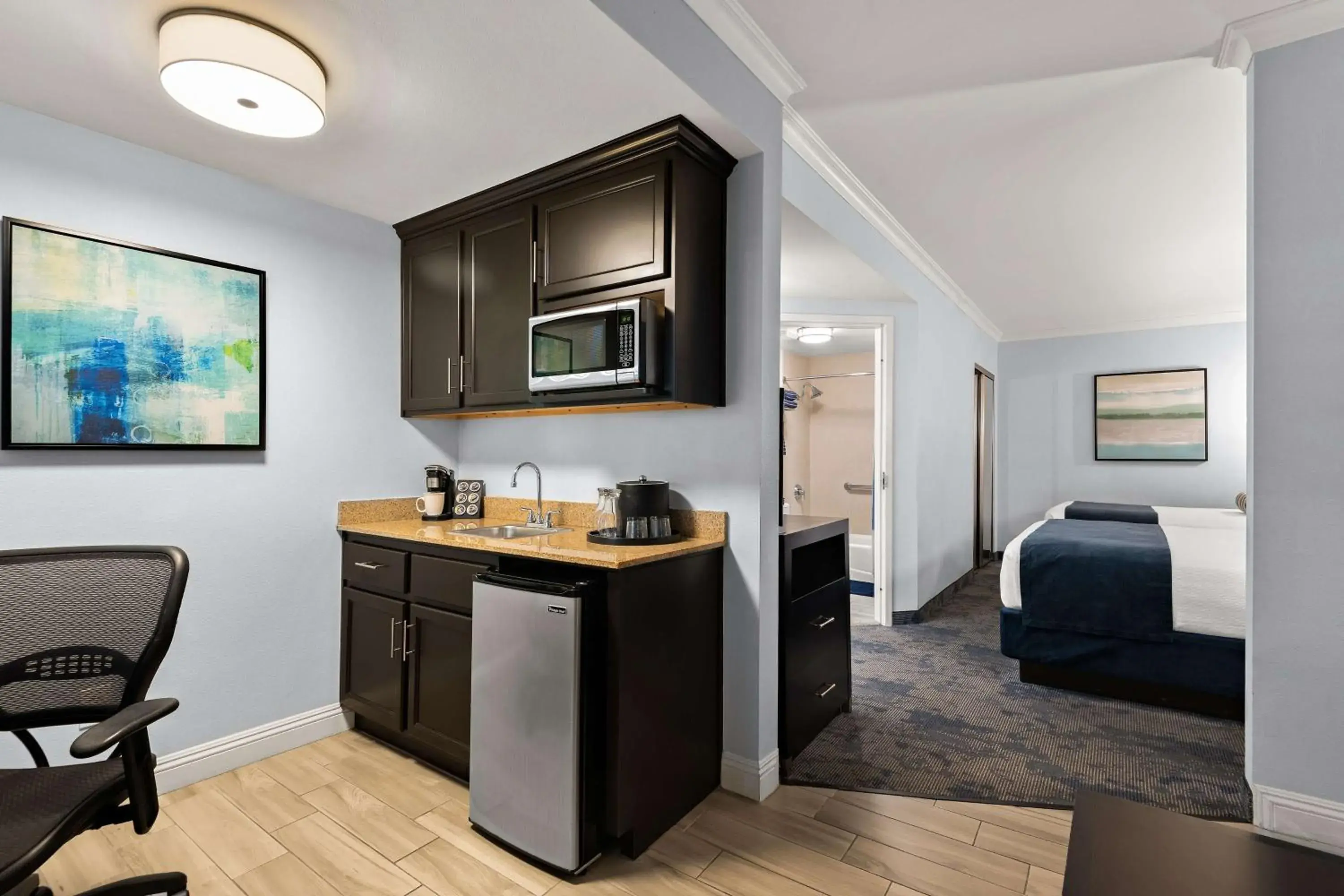 Bedroom in Best Western Plus Manhattan Beach Hotel Bedroom in Best Western Plus Manhattan Beach Hotel