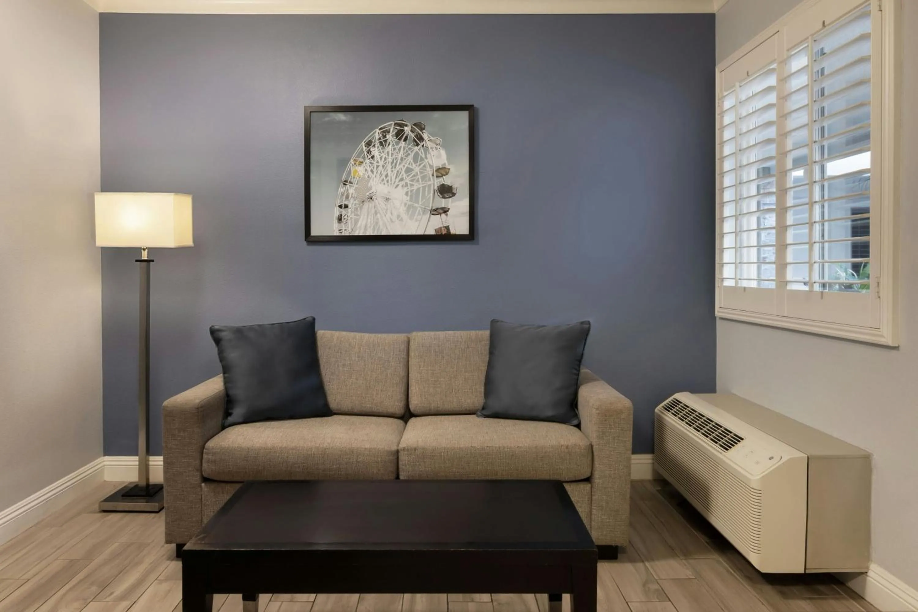 Photo of the whole room in City Express by Marriott Manhattan Beach