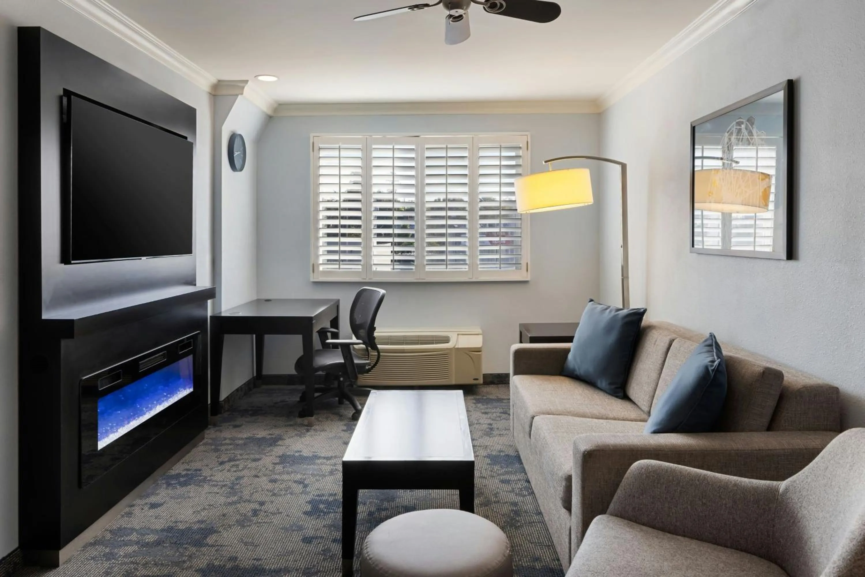 Living room in City Express by Marriott Manhattan Beach