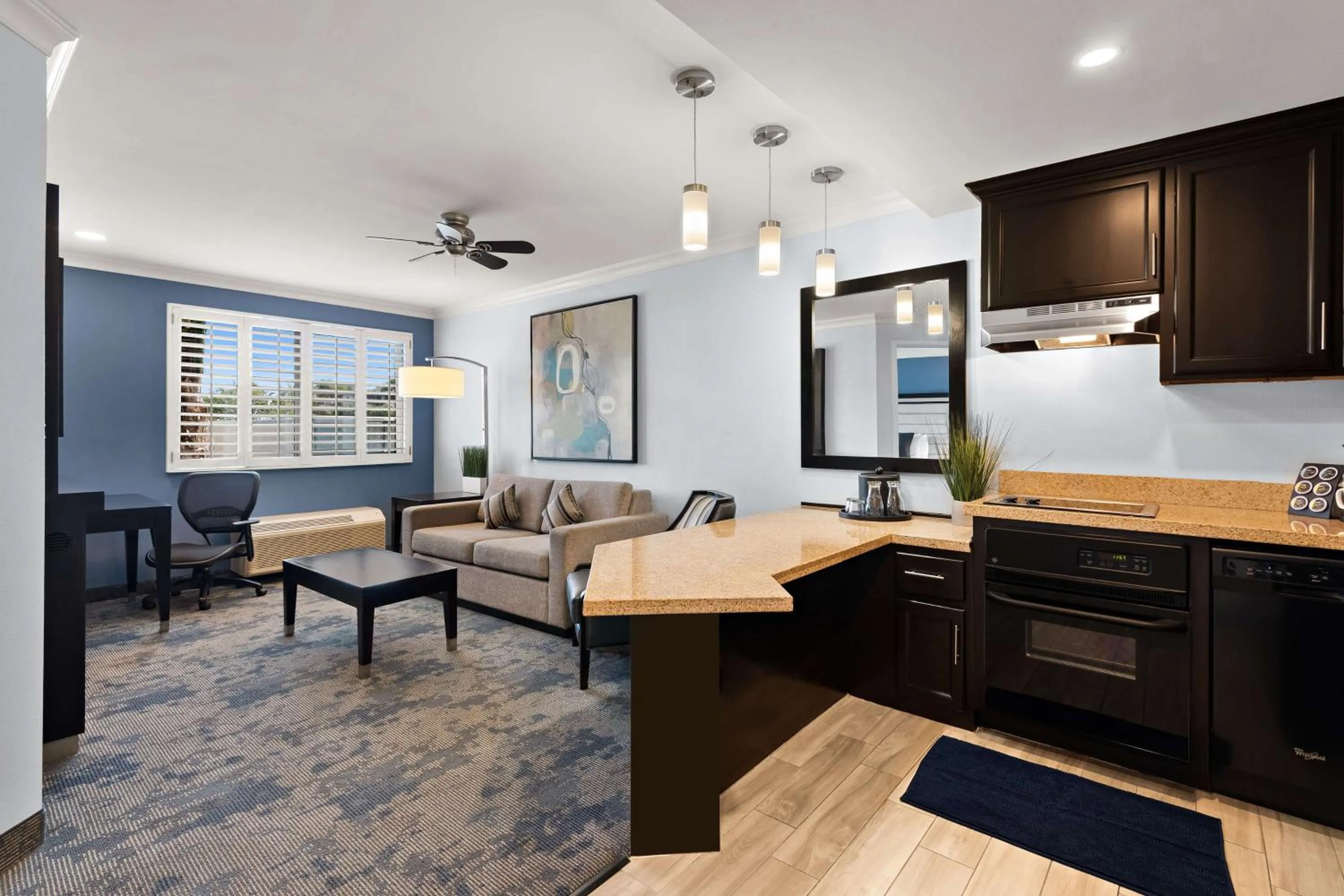 Bedroom in Best Western Plus Manhattan Beach Hotel