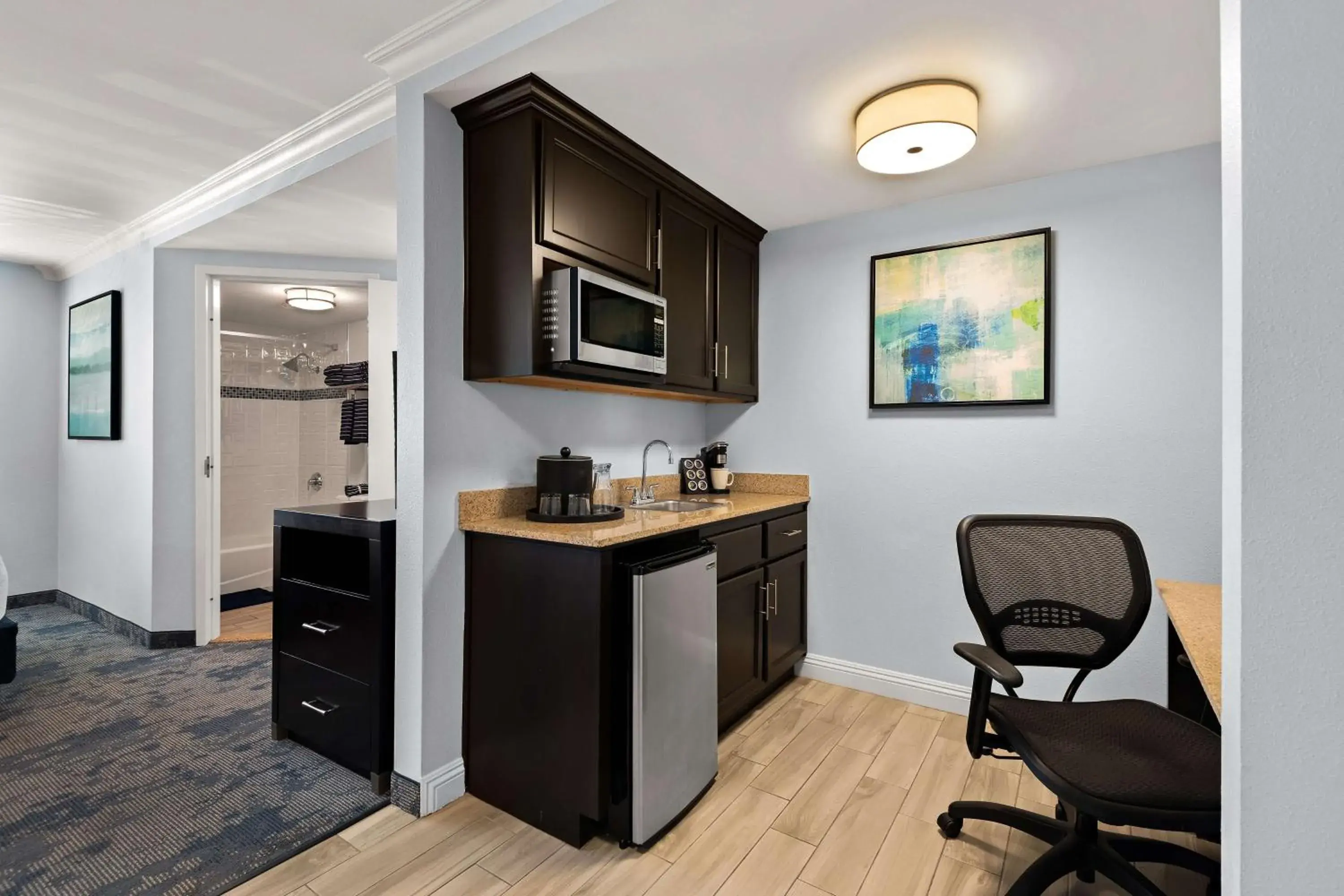 Bedroom in Best Western Plus Manhattan Beach Hotel Bedroom in Best Western Plus Manhattan Beach Hotel