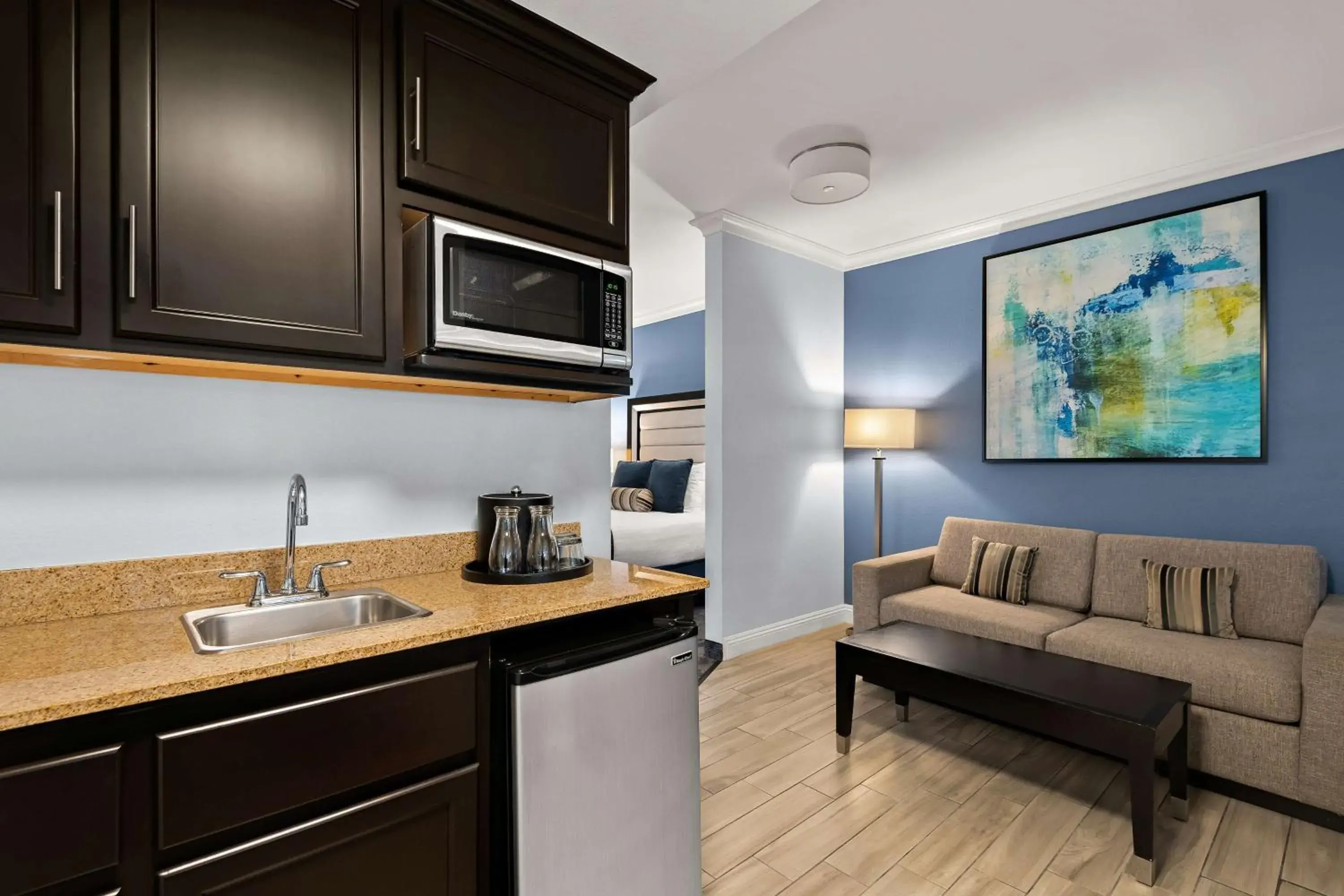 Bedroom in Best Western Plus Manhattan Beach Hotel Bedroom in Best Western Plus Manhattan Beach Hotel