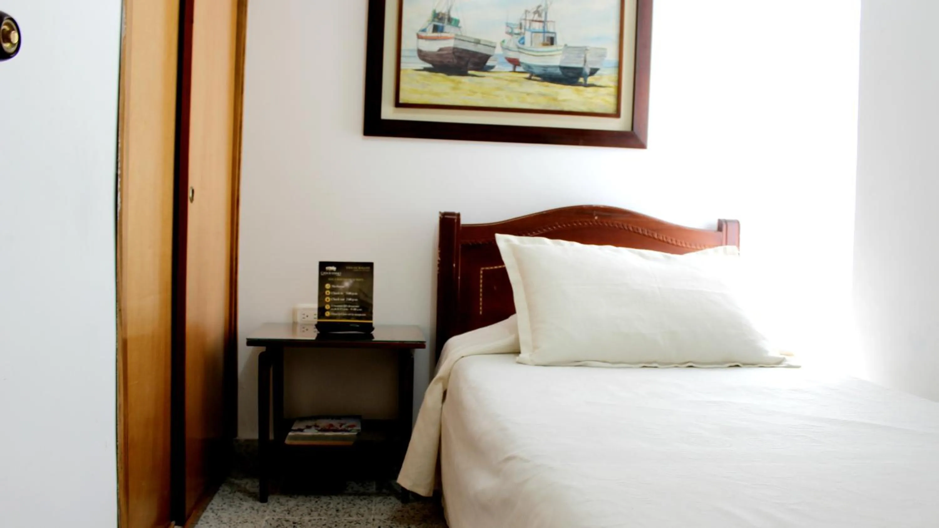 Single Room - single occupancy in Hotel Casa Lozano - Embajada Americana