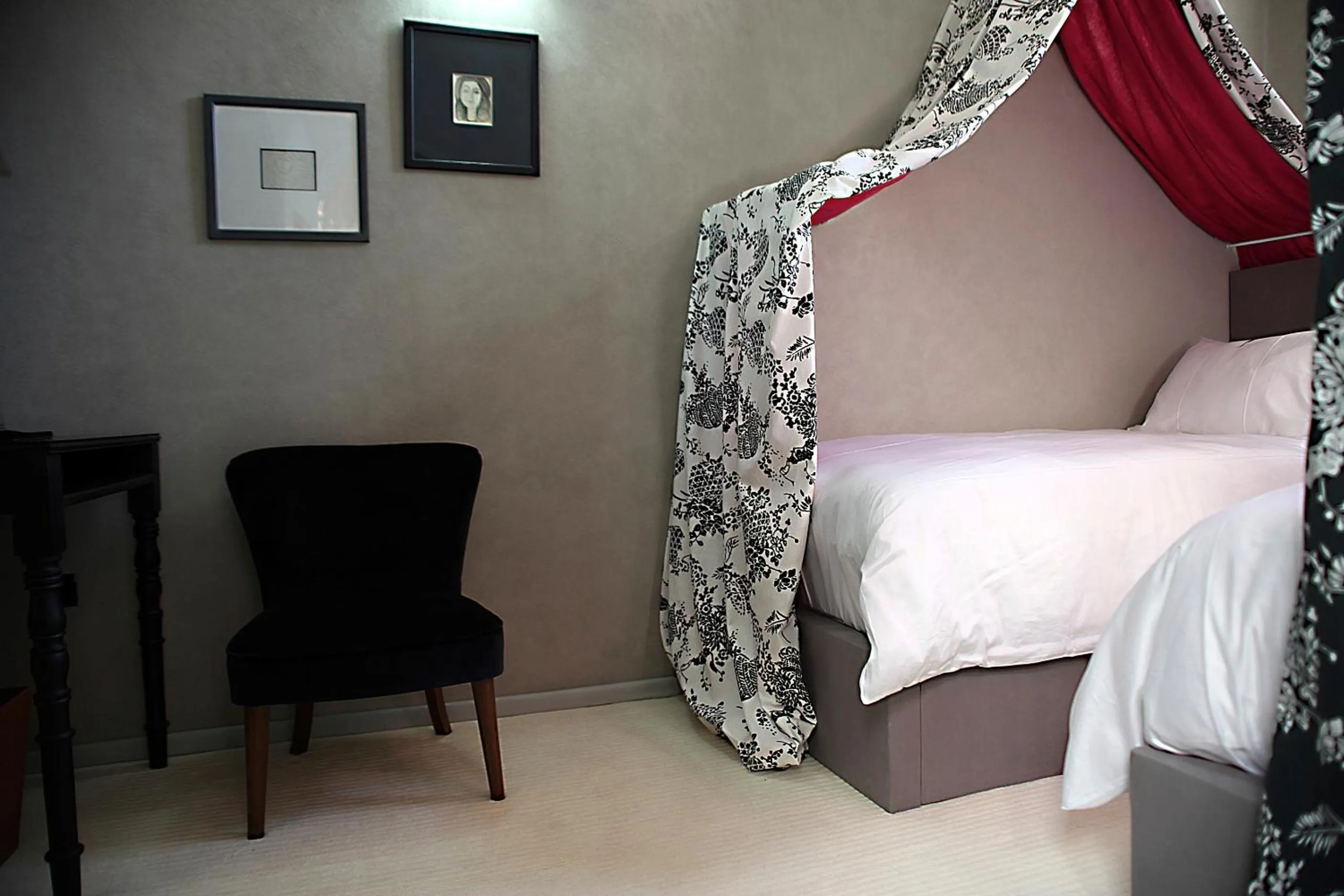 Photo of the whole room, Bed in L'Alcazar