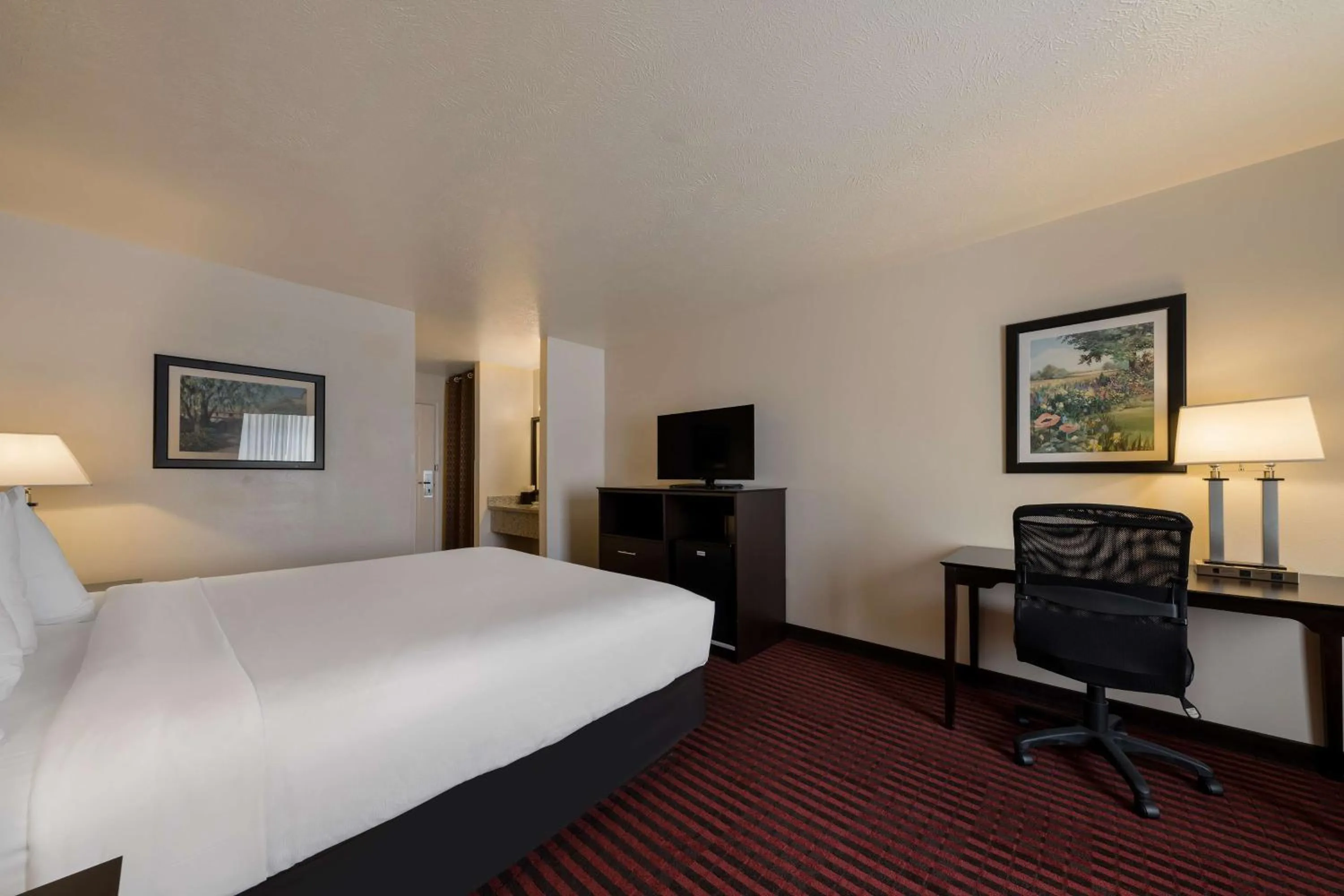 Bedroom, Bed in Best Western Salinas Valley Inn & Suites